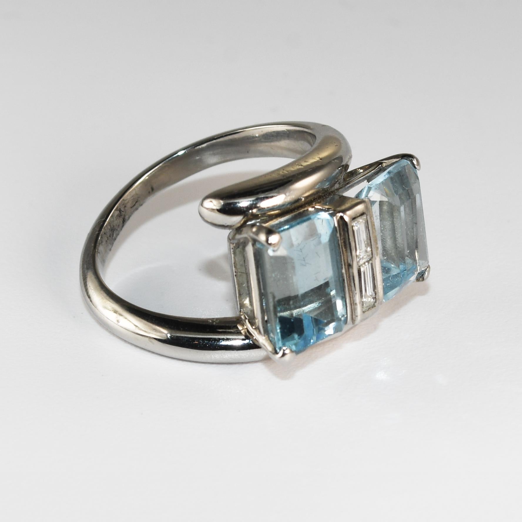 Anillo vintage de aguamarina y diamantes en platino.
Lleva el sello Plat y pesa 15 gramos.
Las piedras de aguamarina miden 10x 7mm cada una 5,00 quilates de peso total, excelente color azul.
Hay algunas pequeñas imperfecciones a lo largo de las