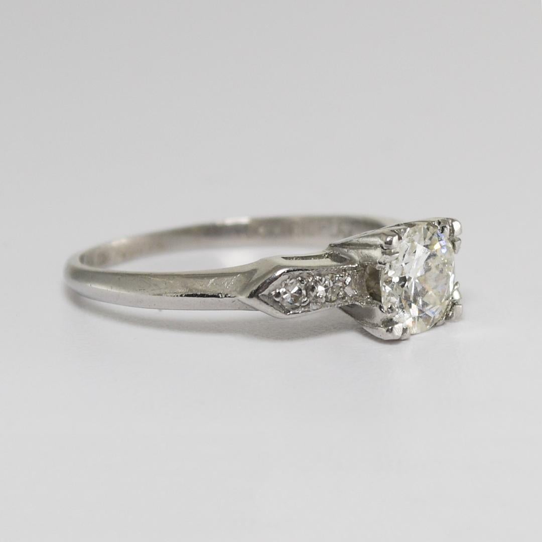 Vintage-Damenring aus Platin mit Diamanten. Der Ring ist mit Platin gekennzeichnet und wiegt 3,5 Gramm.
Der zentrale Diamant ist ein Old-Euro-Schliff, 63 Karat, Farbe H-I-J, Reinheit Si2-I1.
Es gibt 4 seitliche Diamanten im Einzelschliff, 0,05