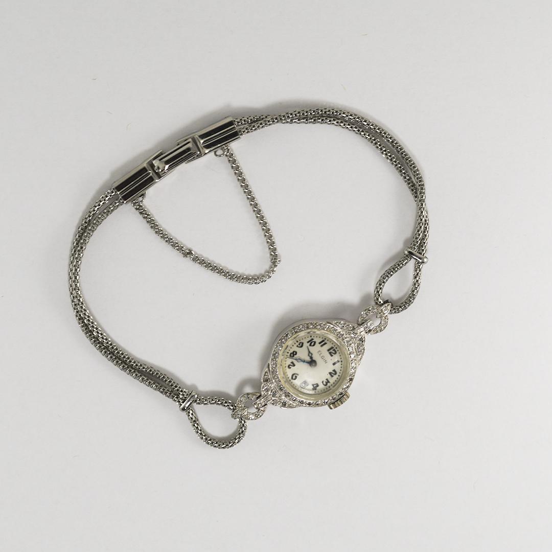 Reloj de pulsera Elgin antiguo de platino y diamantes para señora.
Estampado en platino.
La parte posterior de la caja está ligeramente grabada: Noel 1934.
La caja sin el movimiento pesa 8,2 gramos.
El movimiento es un Elgin de cuerda manual de 17