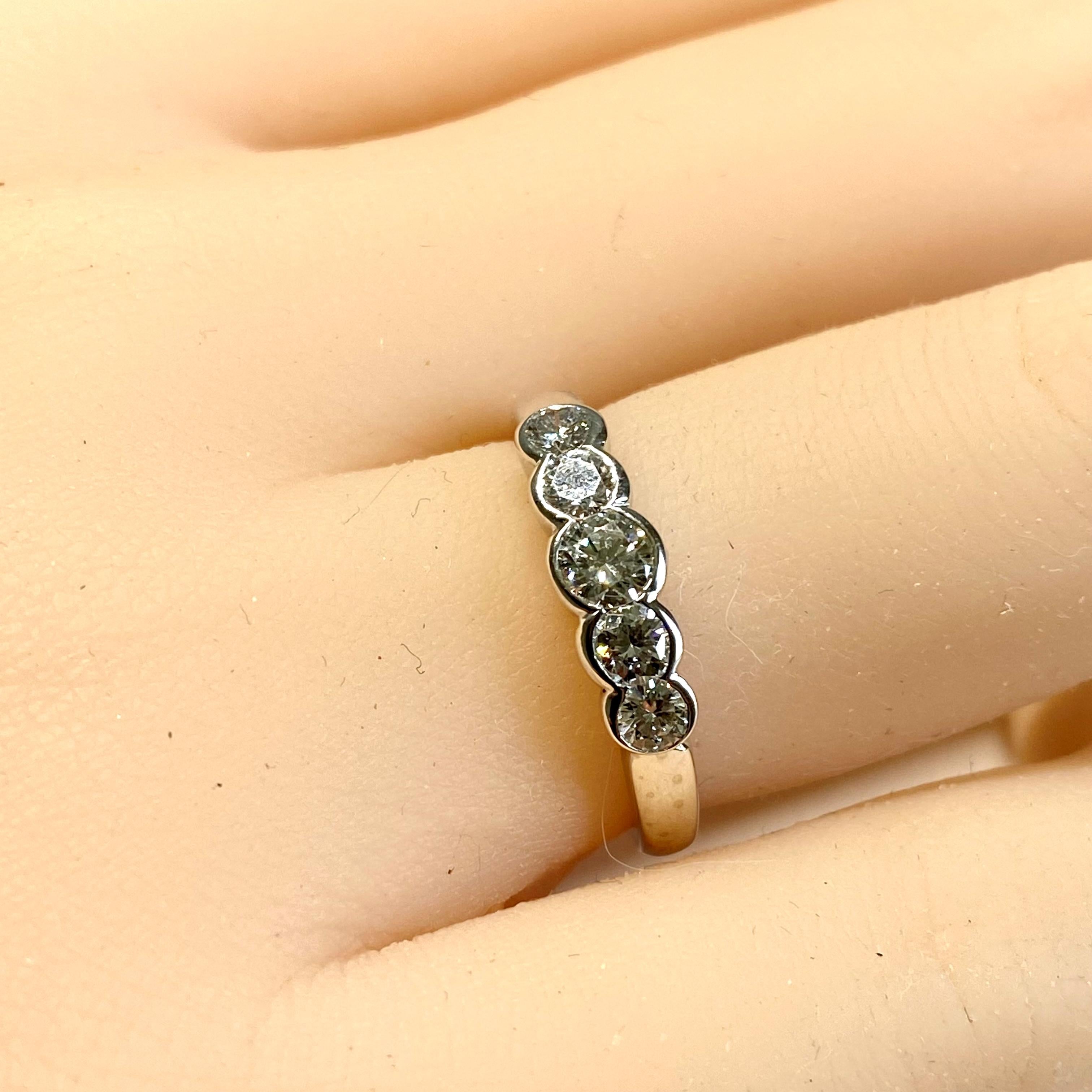 Platin Vintage Fünf abgestufte Diamant-Ring mit Wellenschliffkante 0,30 Karat, Vintage, Größe 6 (Zeitgenössisch) im Angebot