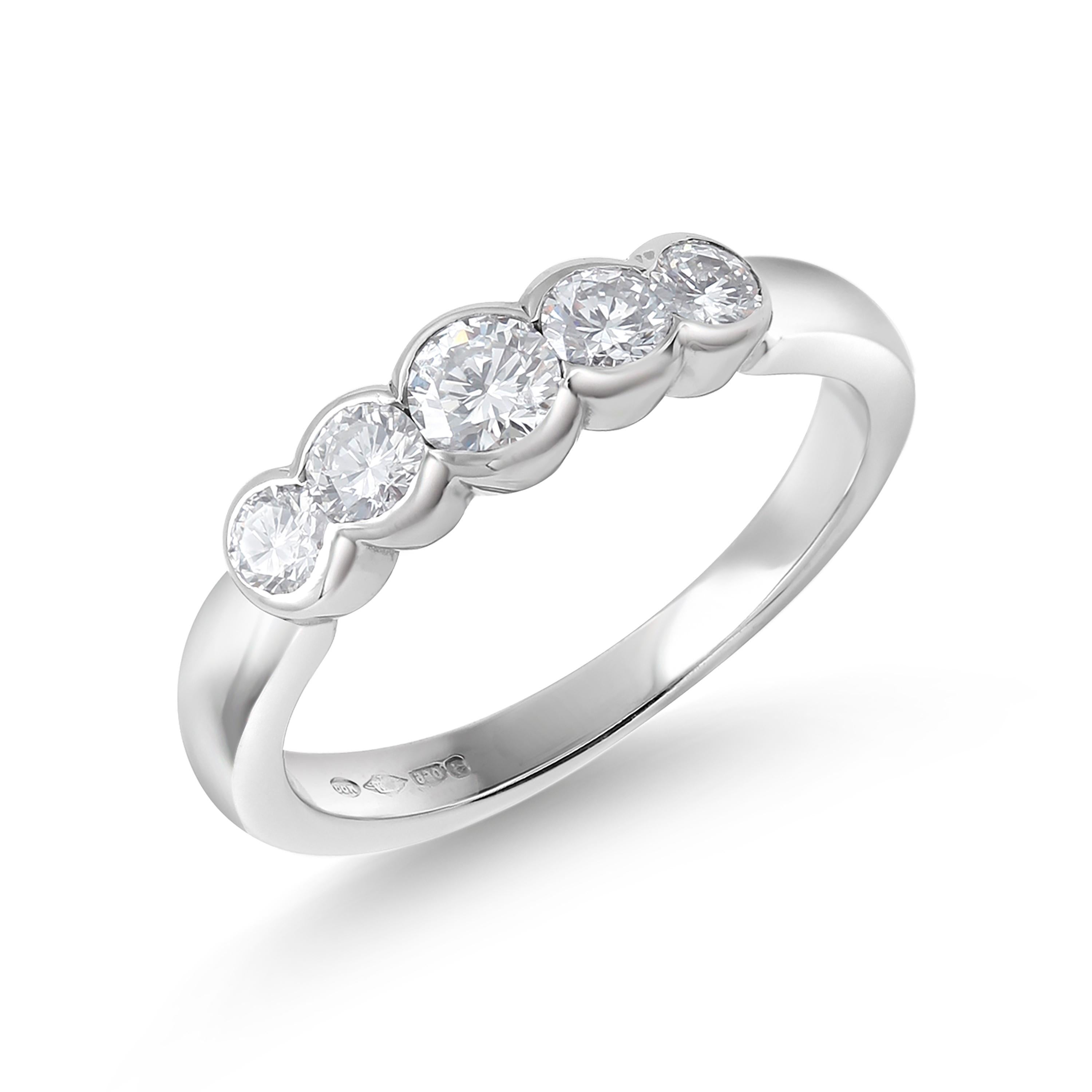 Platin Vintage Fünf abgestufte Diamant-Ring mit Wellenschliffkante 0,30 Karat, Vintage, Größe 6 (Rundschliff) im Angebot