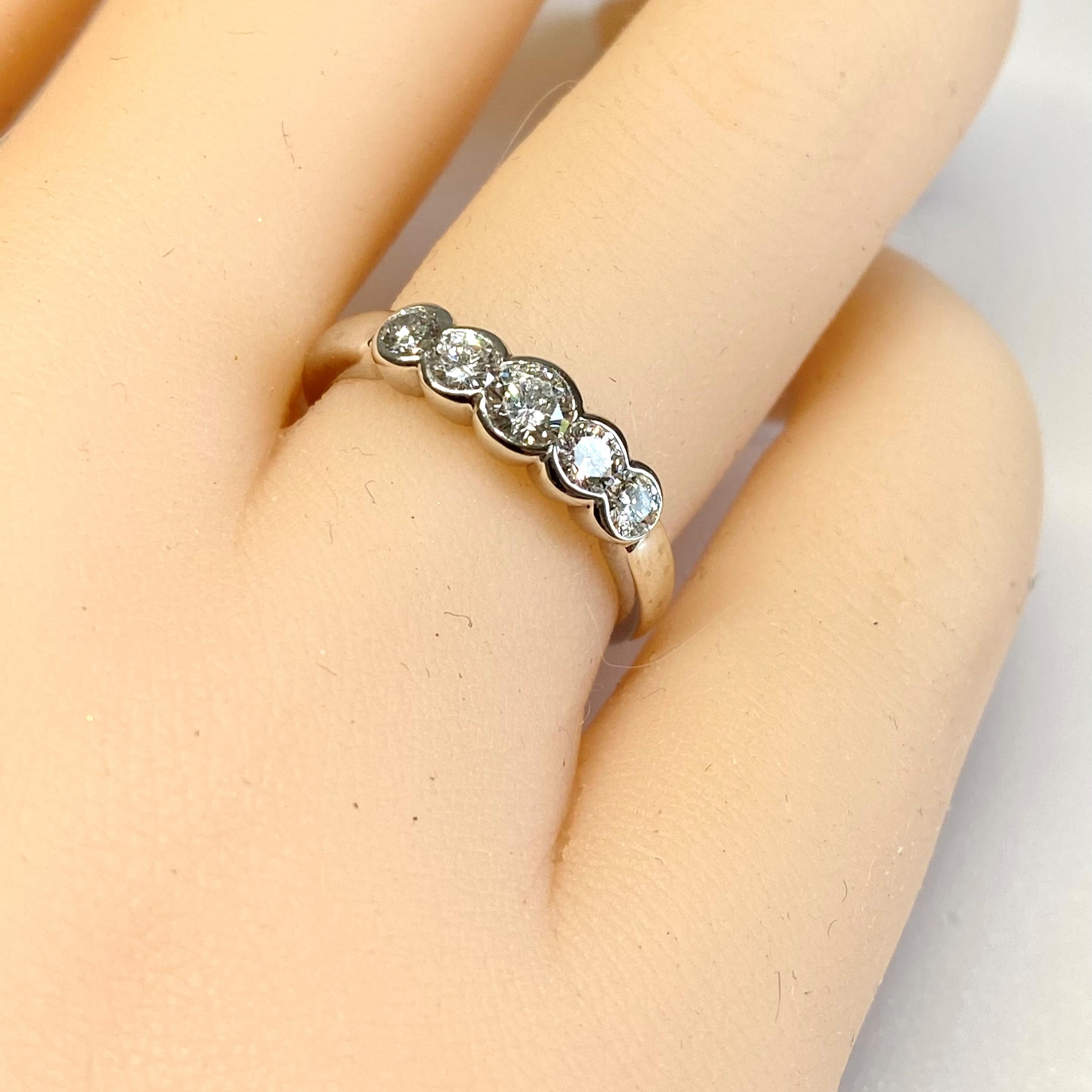 Platin Vintage Fünf abgestufte Diamant-Ring mit Wellenschliffkante 0,30 Karat, Vintage, Größe 6 im Angebot 3