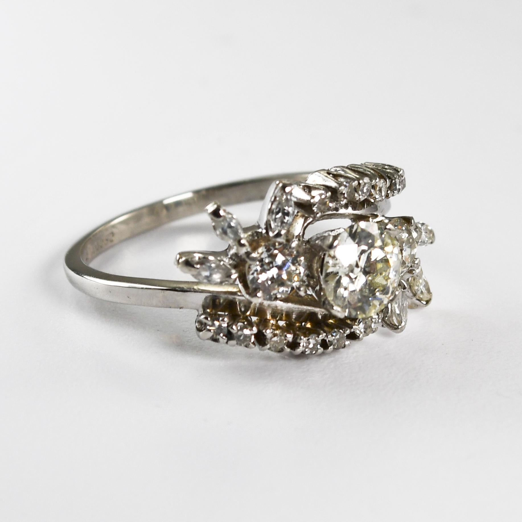 Anello vintage da donna con diamanti e platino.
Test per il 75% di platino e il 10% di oro con un analizzatore di metalli XRF.
Il diamante centrale è un taglio old-Euro di 0,83 carati, colore L e purezza VVS2.
Viene fornito con il certificato di