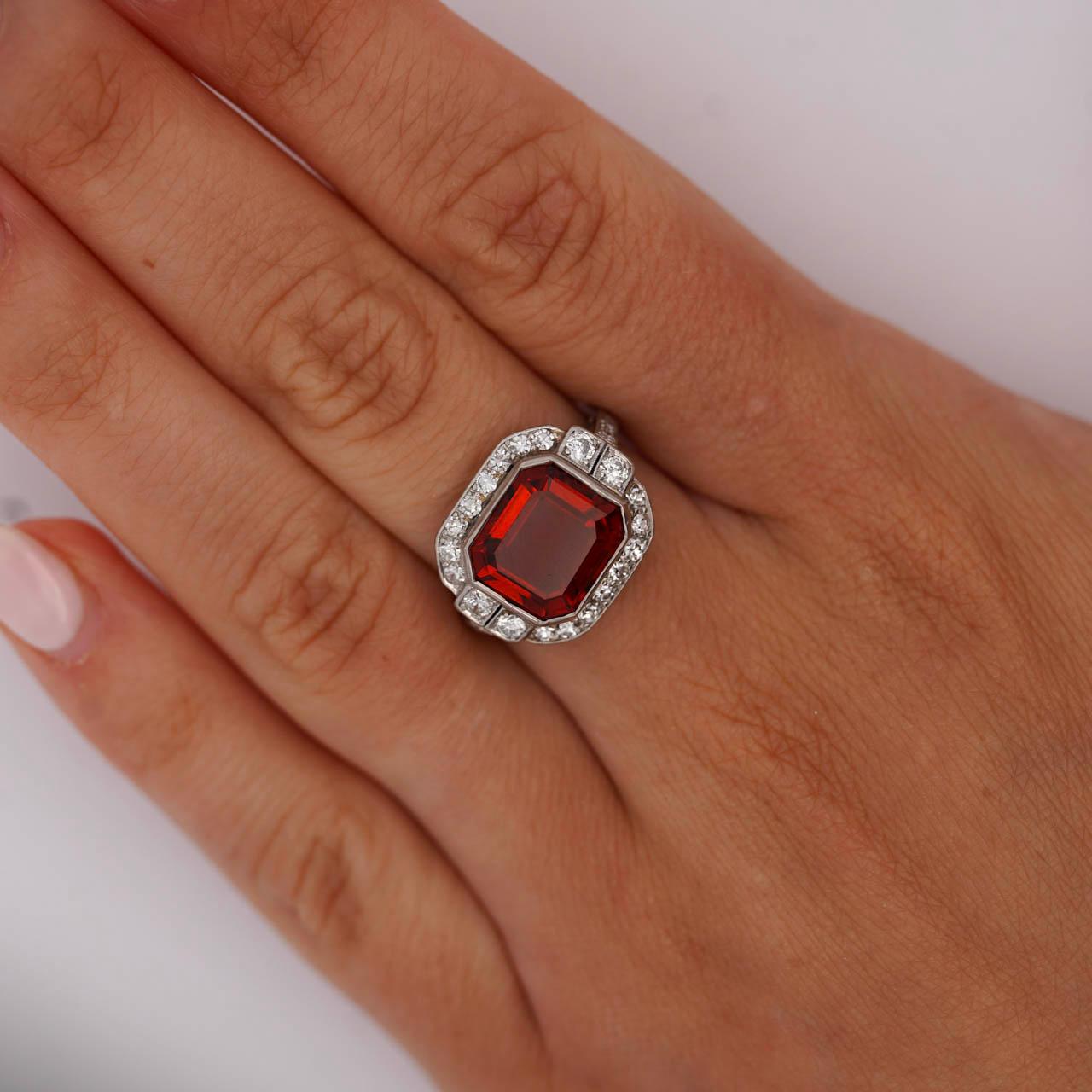 Taglio smeraldo Anello Vintage Retrò in platino con castone e diamanti da 4,42 carati in vendita