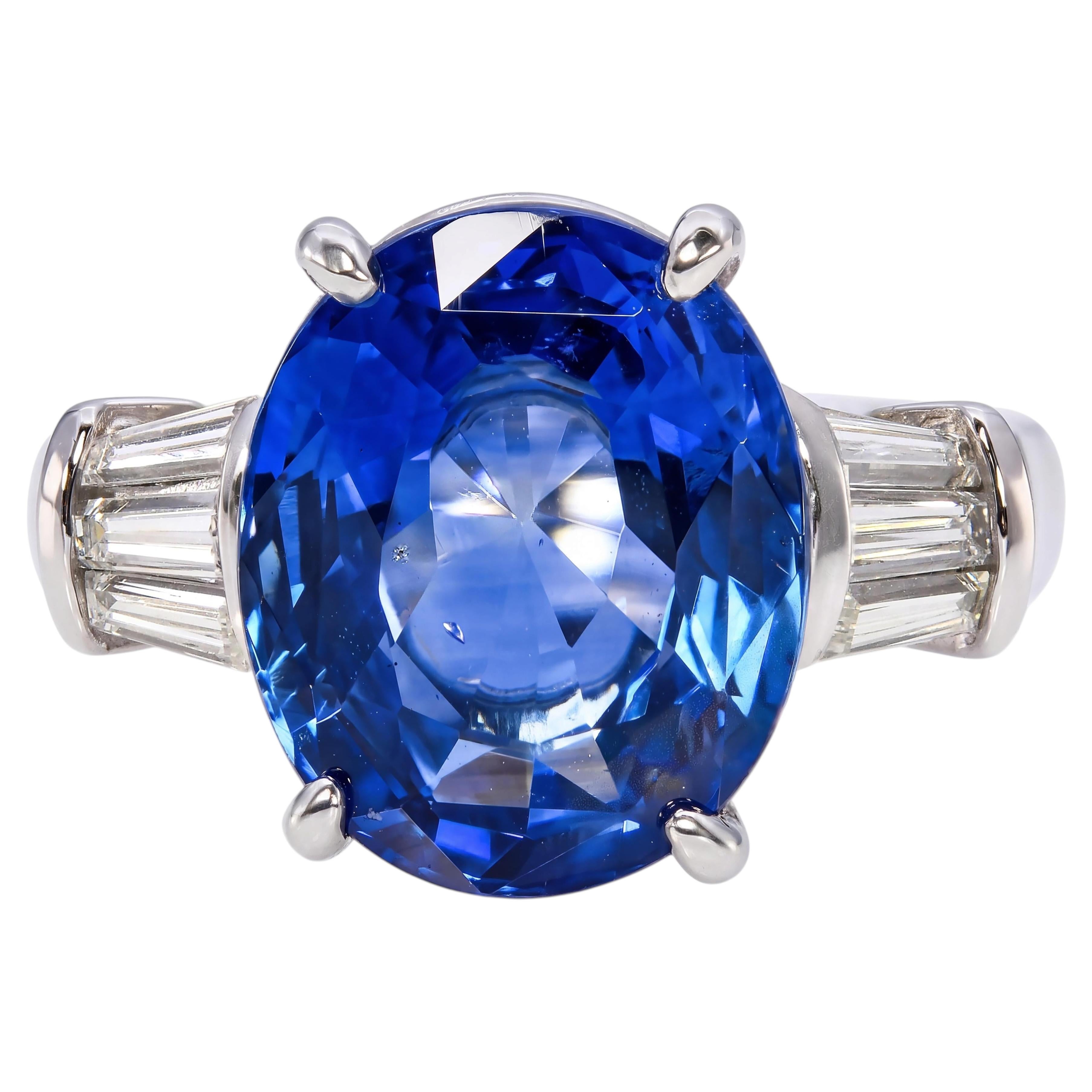 Anillo de platino con zafiro azul intenso de Ceilán (8,59 ct, GIA) sin tratamiento térmico y diamantes en venta