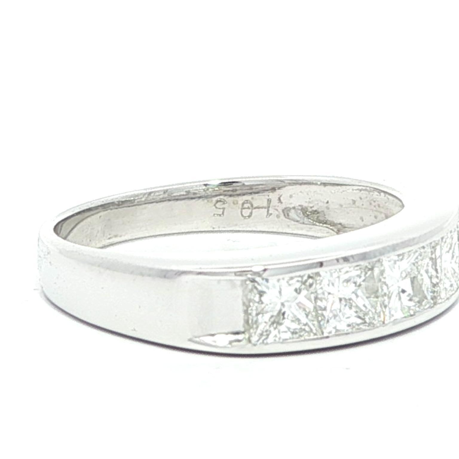 -Piedra(s): -
(5) Diamantes genuinos naturales - talla princesa - engastados en canal - color F/G - claridad VS1/VS2 - 1,05ctw (exacto)

Material: Platino macizo .850+ (probado) - Estampado PT900
Peso total:  4.03 gramos
Talla: 5,5 (ajustada a un