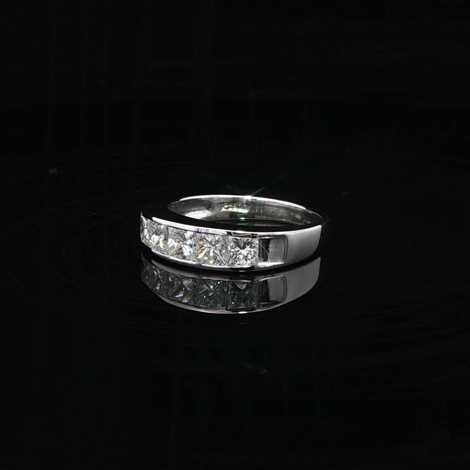 Anillo de platino VS F 1,05 ctw Princesa Diamante engastado en canal 5 piedras en Excelente estado para la venta en Montclair, NJ