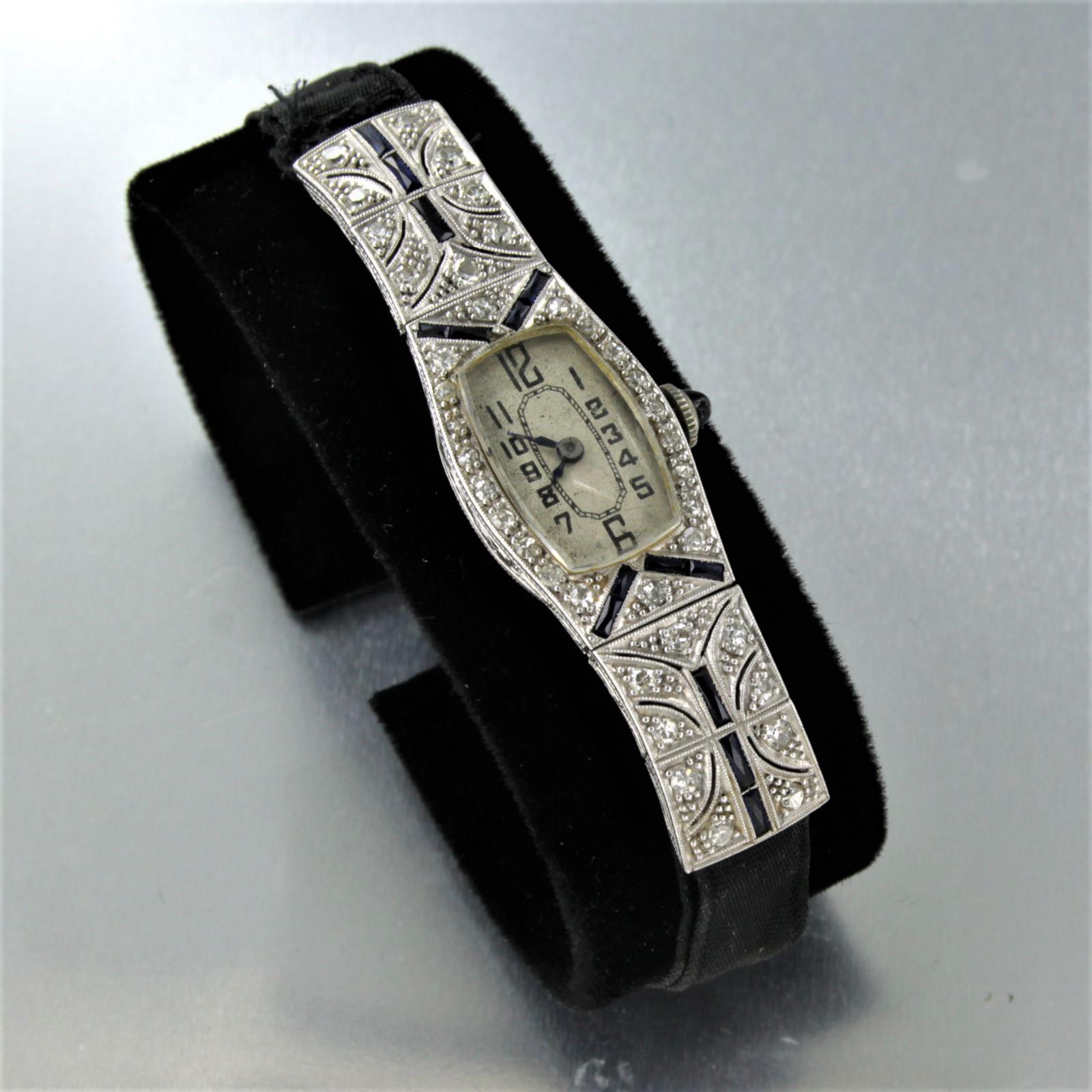 Platinuhr besetzt mit Saphir und Diamant im Einzelschliff. 0,70ct - F/G - VS/SI

detaillierte Beschreibung:

Die Uhr hat ein mechanisches Aufzugswerk, ohne Marke, aber aus der Zeit des Art Deco

Größe des Uhrengehäuses: 1,5 cm breit und 5 cm