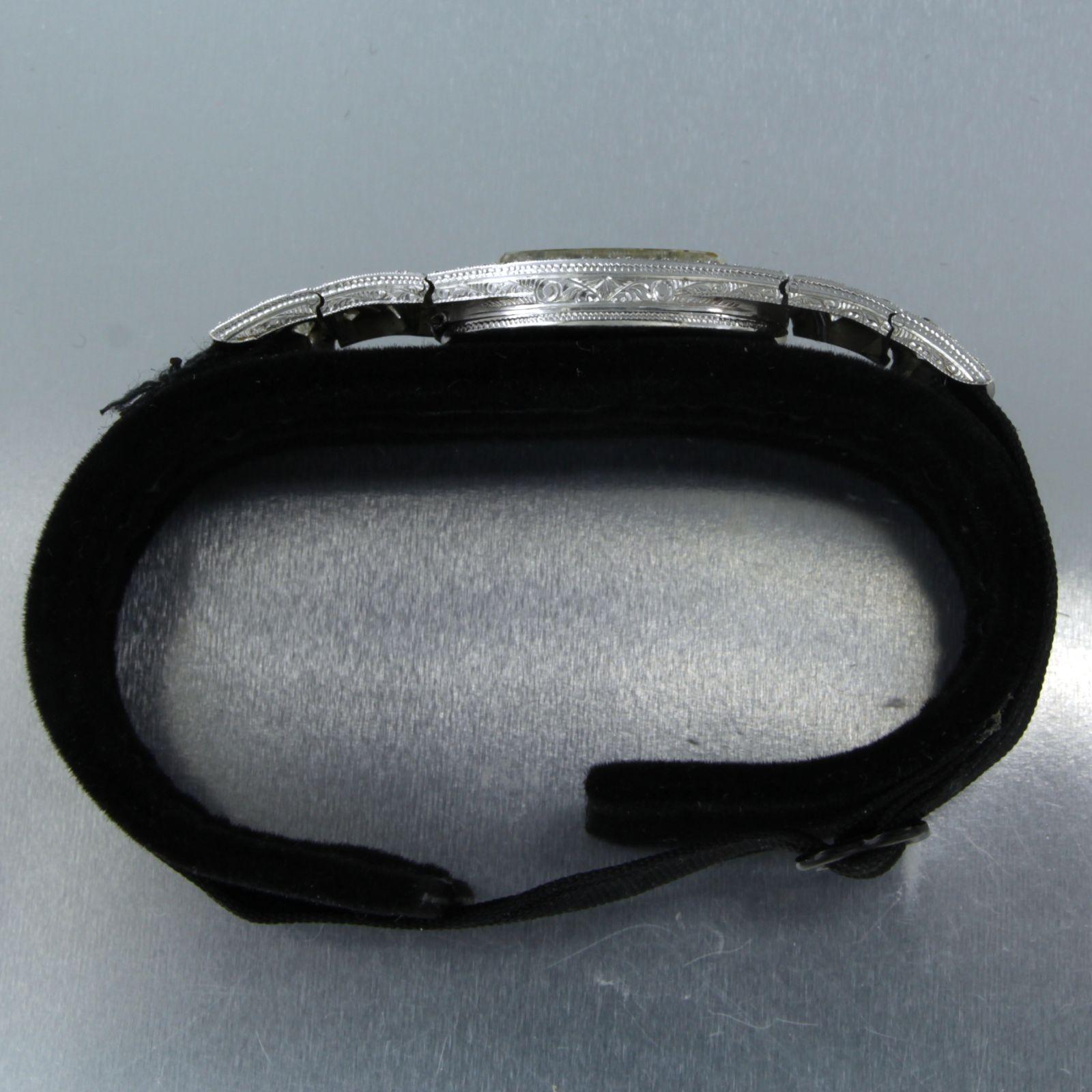 Platin-Uhr aus Platin mit Saphiren und Diamanten im Einzelschliff bis zu 0,70 ct (Einfacher Schliff)