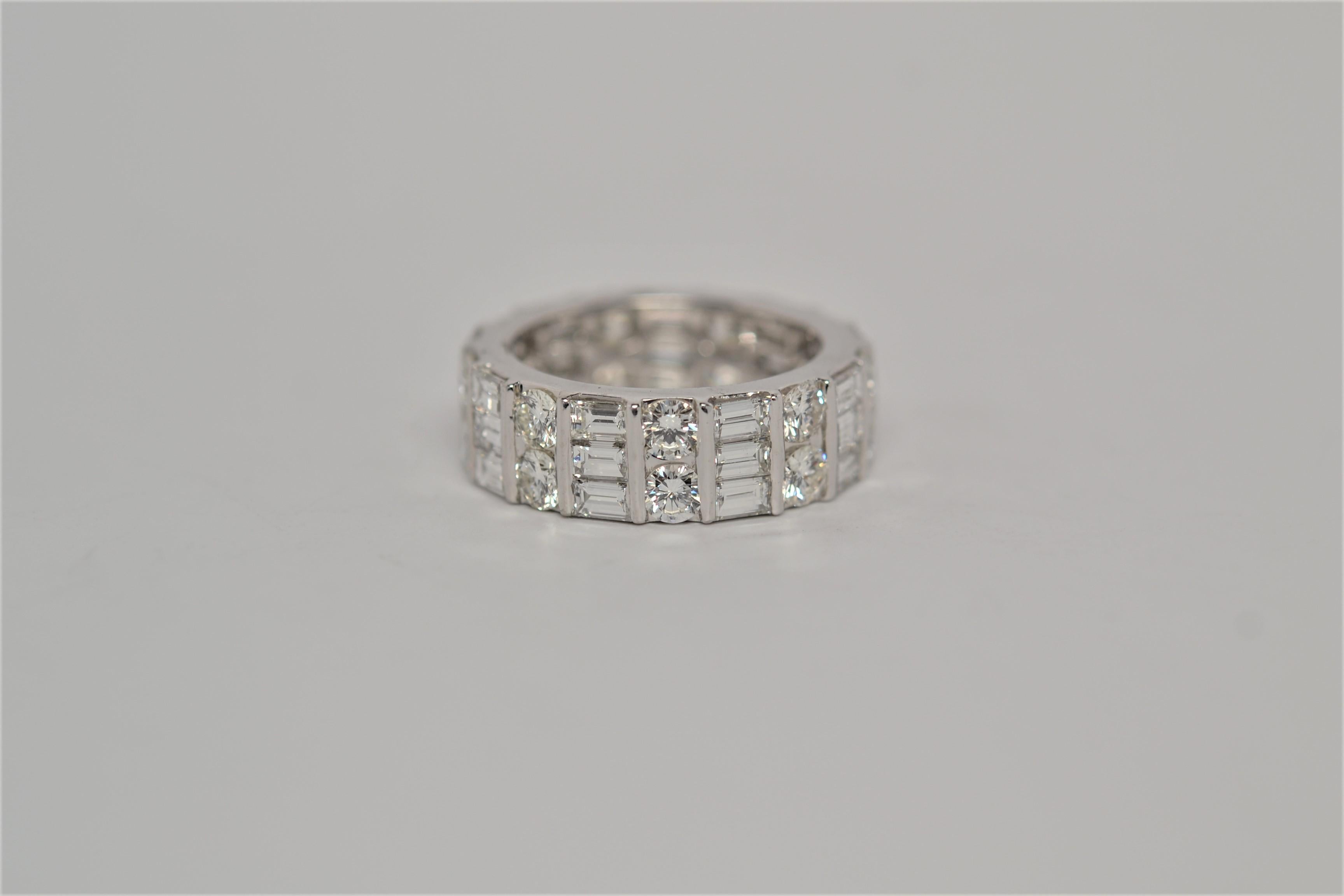 Platinum Wedding Band with Baguette & Round Brilliant Cut Diamonds, 4.91 Carats In New Condition For Sale In New York, NY