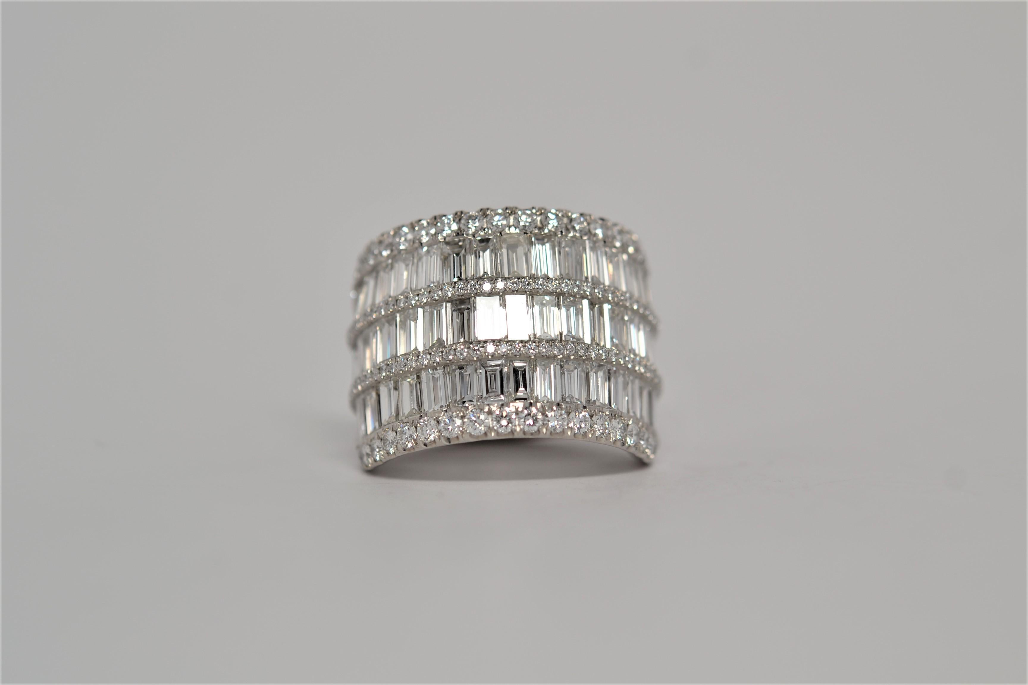 Platinum Wedding Band with Round Brilliant & Baguette Cut Diamonds, 9.60 Carats In New Condition For Sale In New York, NY