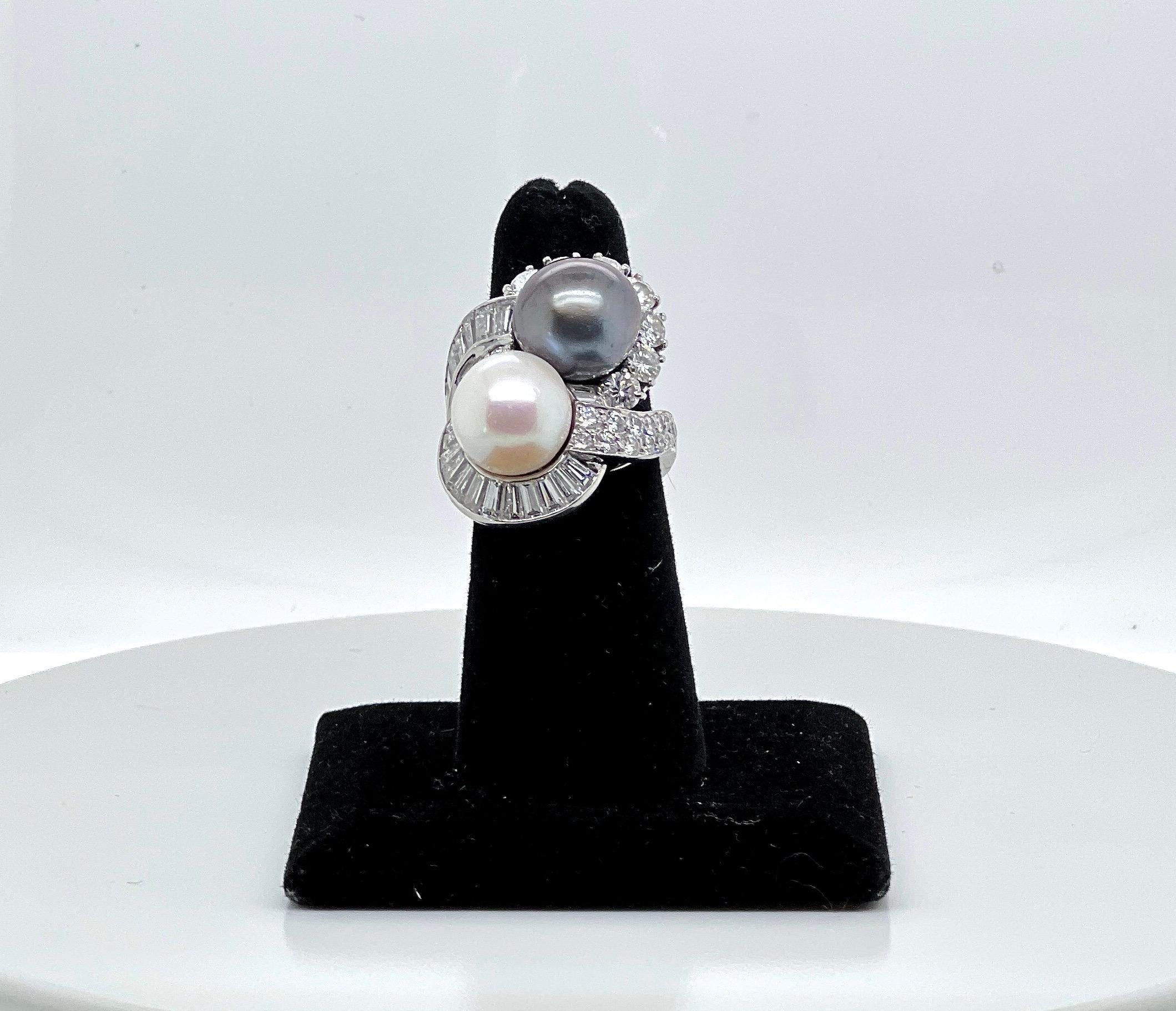 Taglio rotondo Anello in platino, perle coltivate bianche e nere e diamanti in vendita