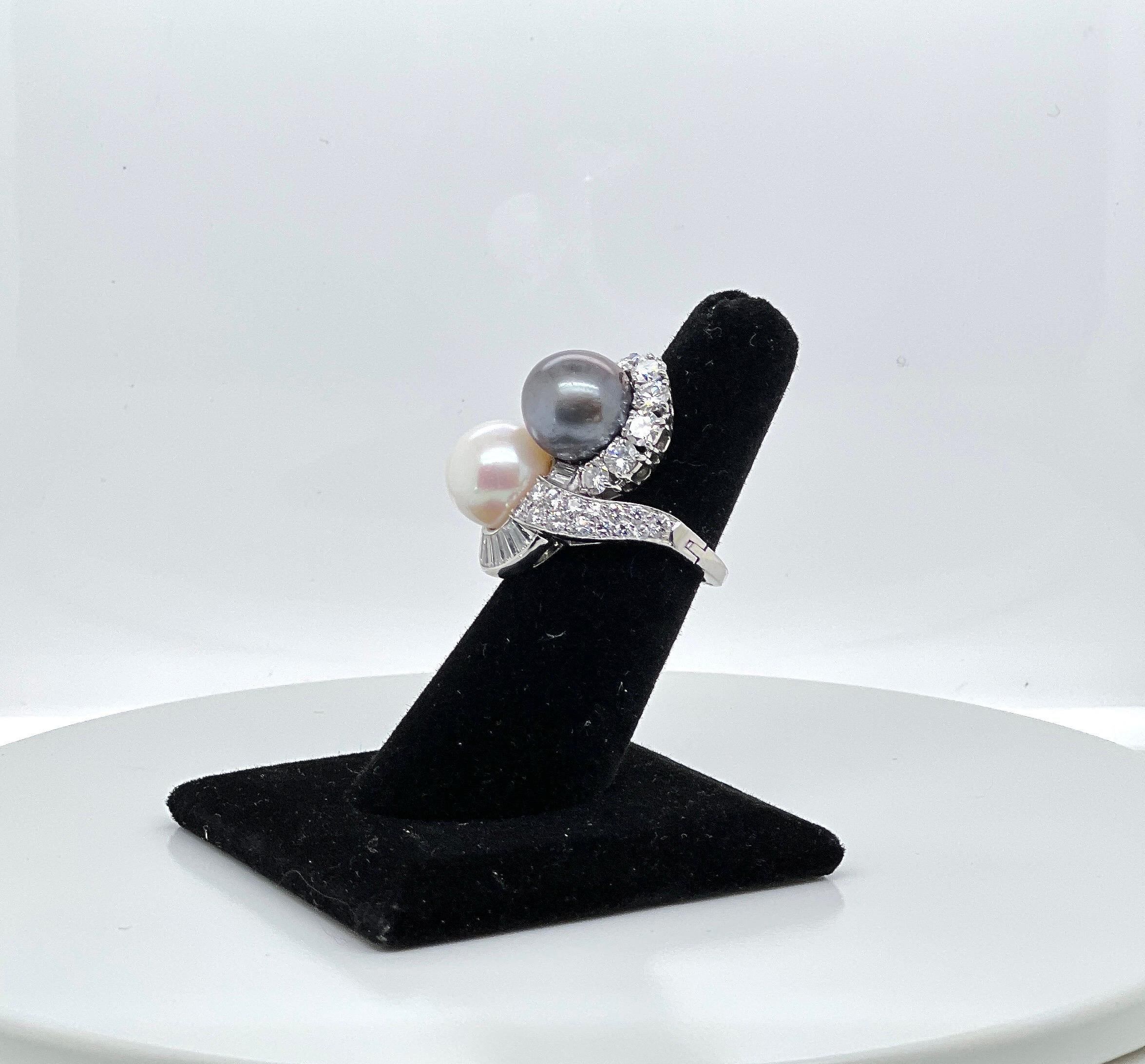 Anello in platino, perle coltivate bianche e nere e diamanti In condizioni ottime in vendita a New York, NY