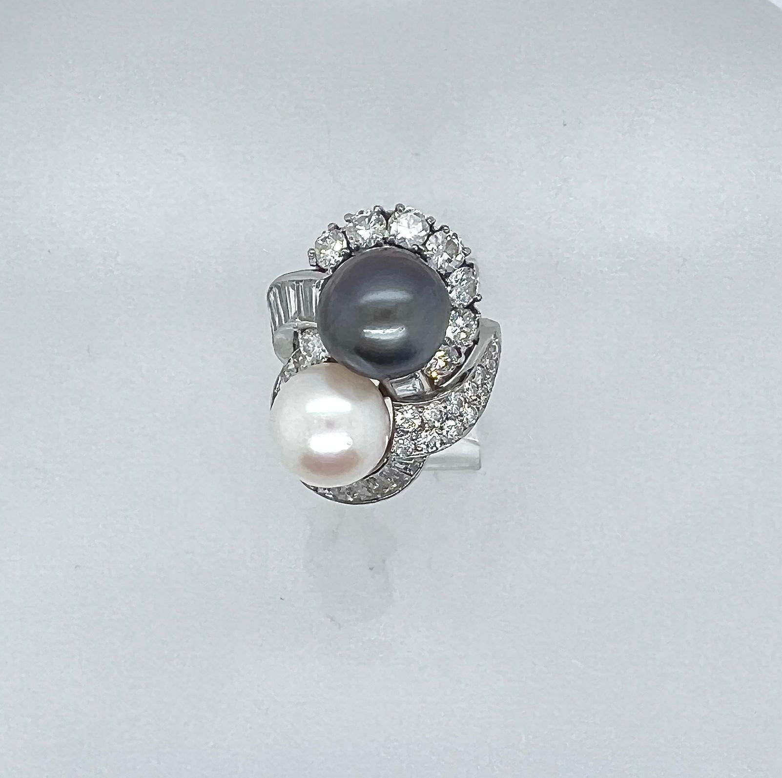 Anello in platino, perle coltivate bianche e nere e diamanti in vendita 1
