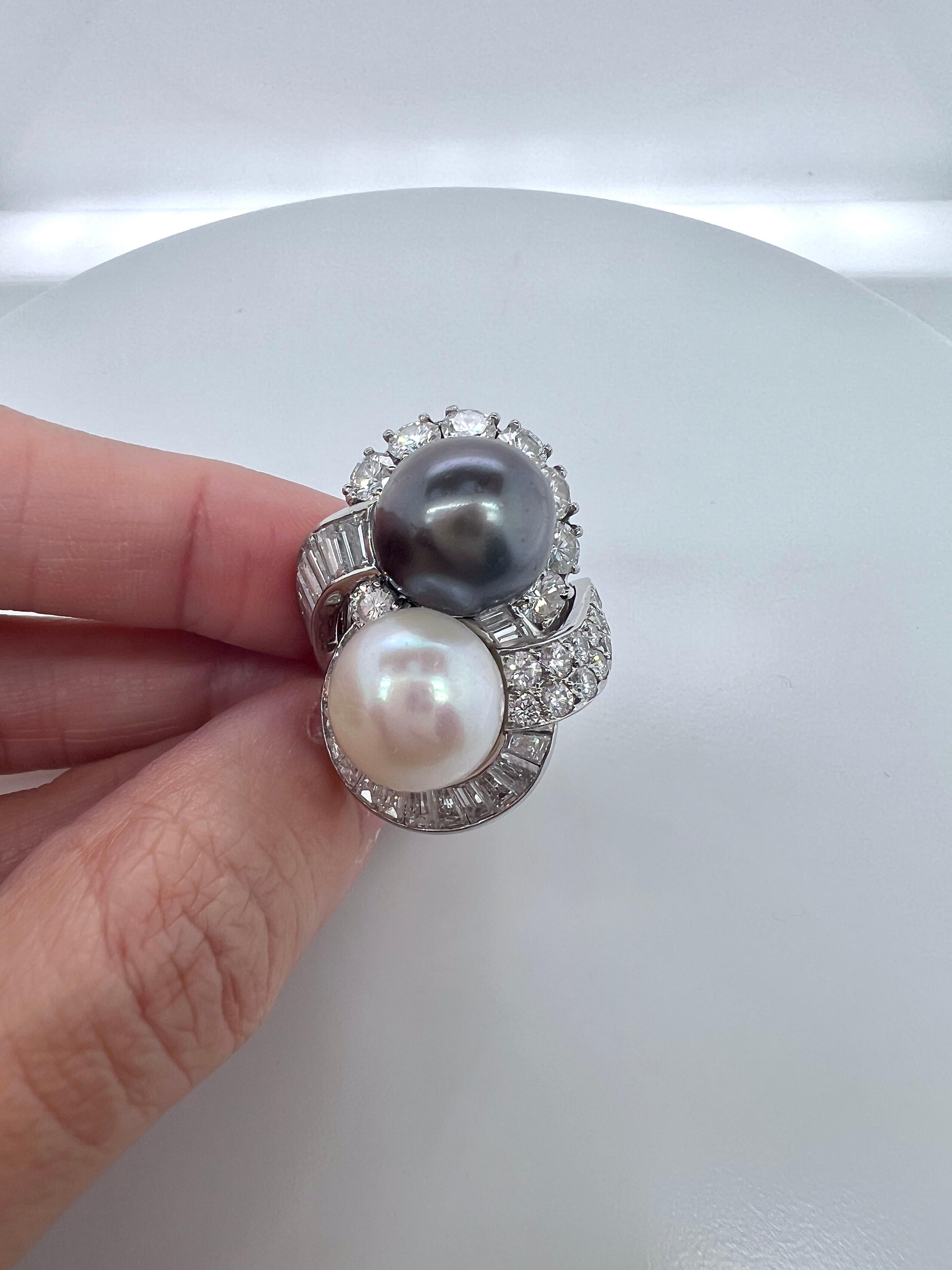 Anello in platino, perle coltivate bianche e nere e diamanti in vendita 2