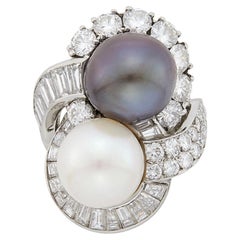 Bague de culture, perle blanche et noire et diamants