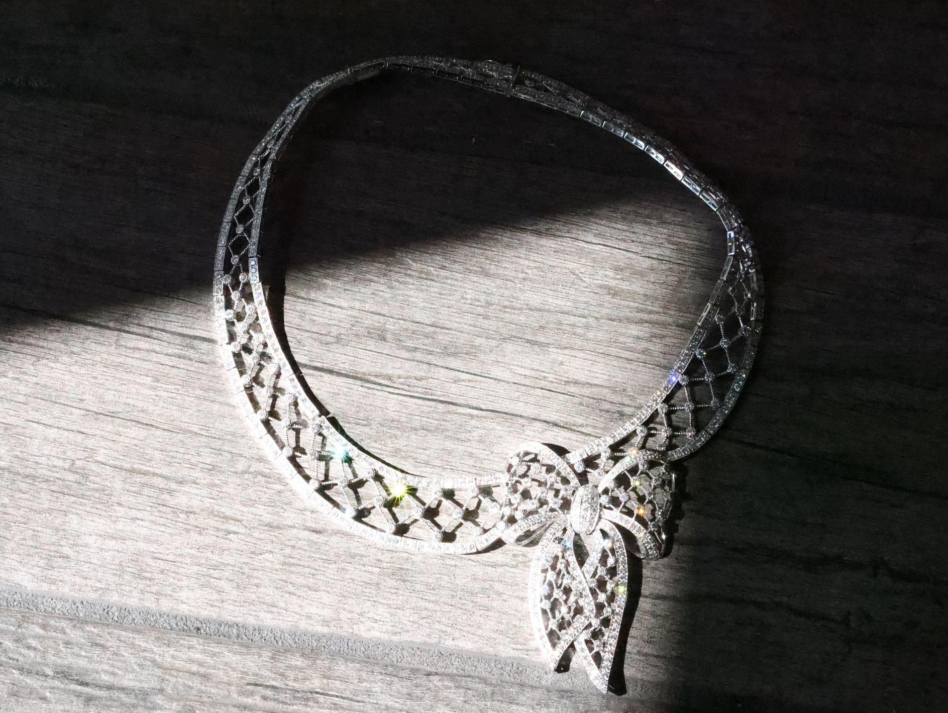 Revival Collana con collare a fiocco in platino, oro bianco e diamanti in vendita
