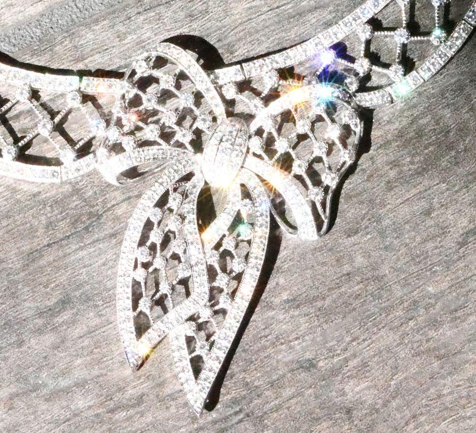 Taglio brillante Collana con collare a fiocco in platino, oro bianco e diamanti in vendita