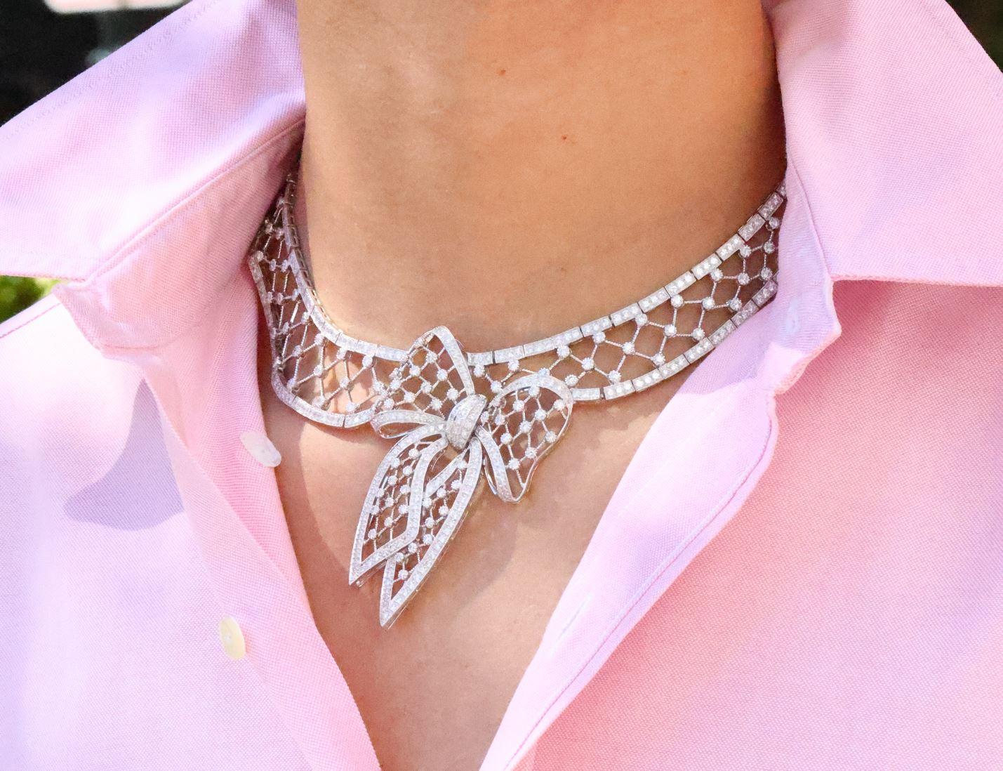 Collana con collare a fiocco in platino, oro bianco e diamanti In condizioni ottime in vendita a Princeton, NJ