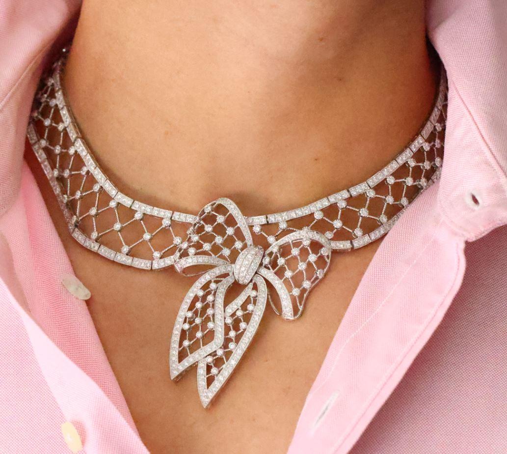 Un'affascinante e stravagante collana in platino, oro bianco e diamanti a forma di arco a reticolo, composta da numerosi segmenti collegati tra loro. La collana è caratterizzata da una raffinata lavorazione a grana fine ed è composta da diamanti