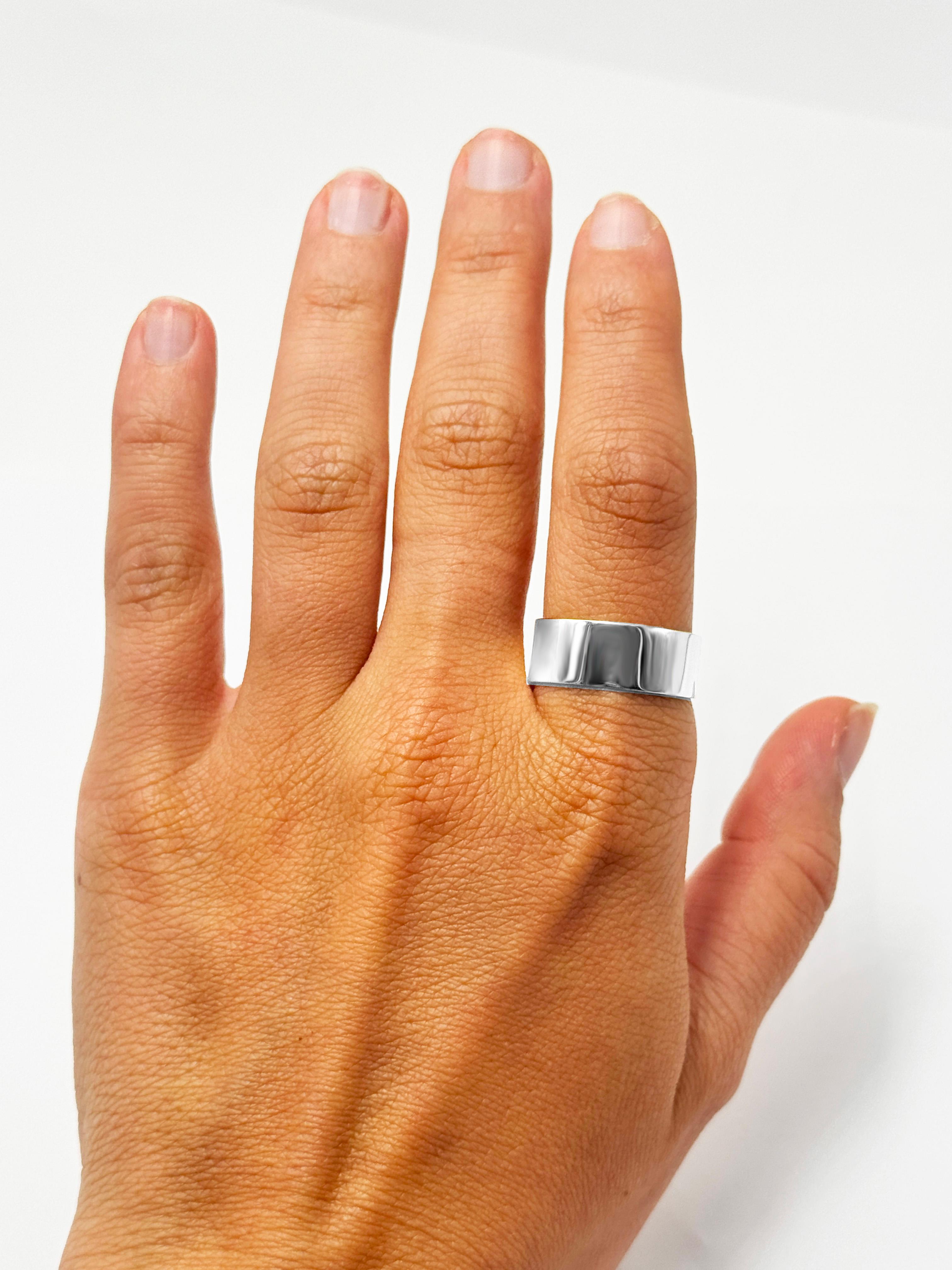 Platinum Wide Band Ring Breite 8mm Größe 9,25 Poliert.
Platin-Breitbandring, Breite 8 mm, polierte Ausführung. In jeder Größe in vier Wochen lieferbar.
Handgefertigt in Rom, Italien, ist dieser klassische breite Ring aus poliertem