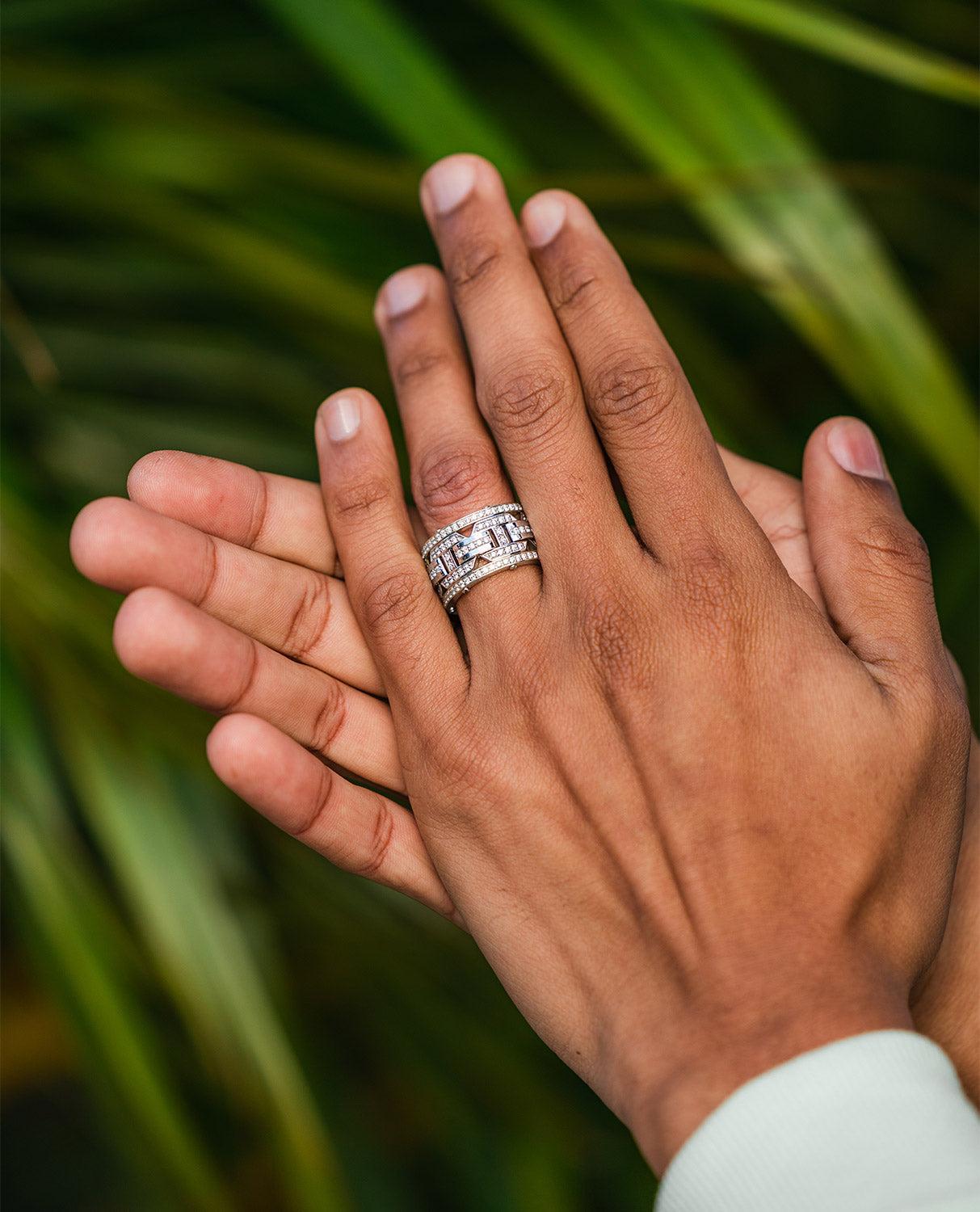 Ein wahrhaft einzigartiges Design und feine Verarbeitung sind in einem einzigartig auffälligen Ring mit 2.10ct runden weißen Diamanten im Brillantschliff in Pfannenform vereint. Das Briggs-Design ist ein außergewöhnlicher Statement-Ring für fast