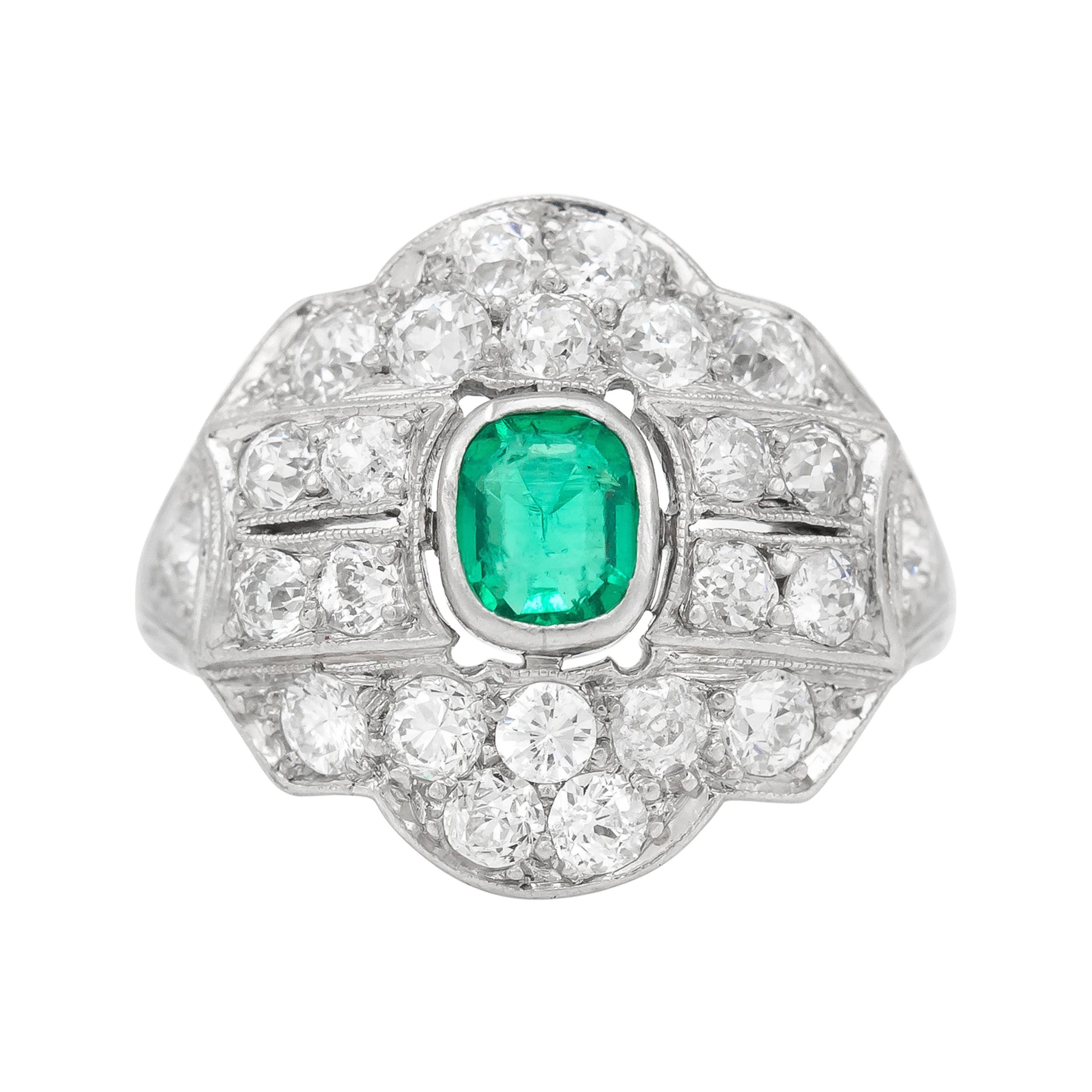 Ring aus Platin mit Smaragd und Diamanten im Mittelstein und Smaragd im Angebot
