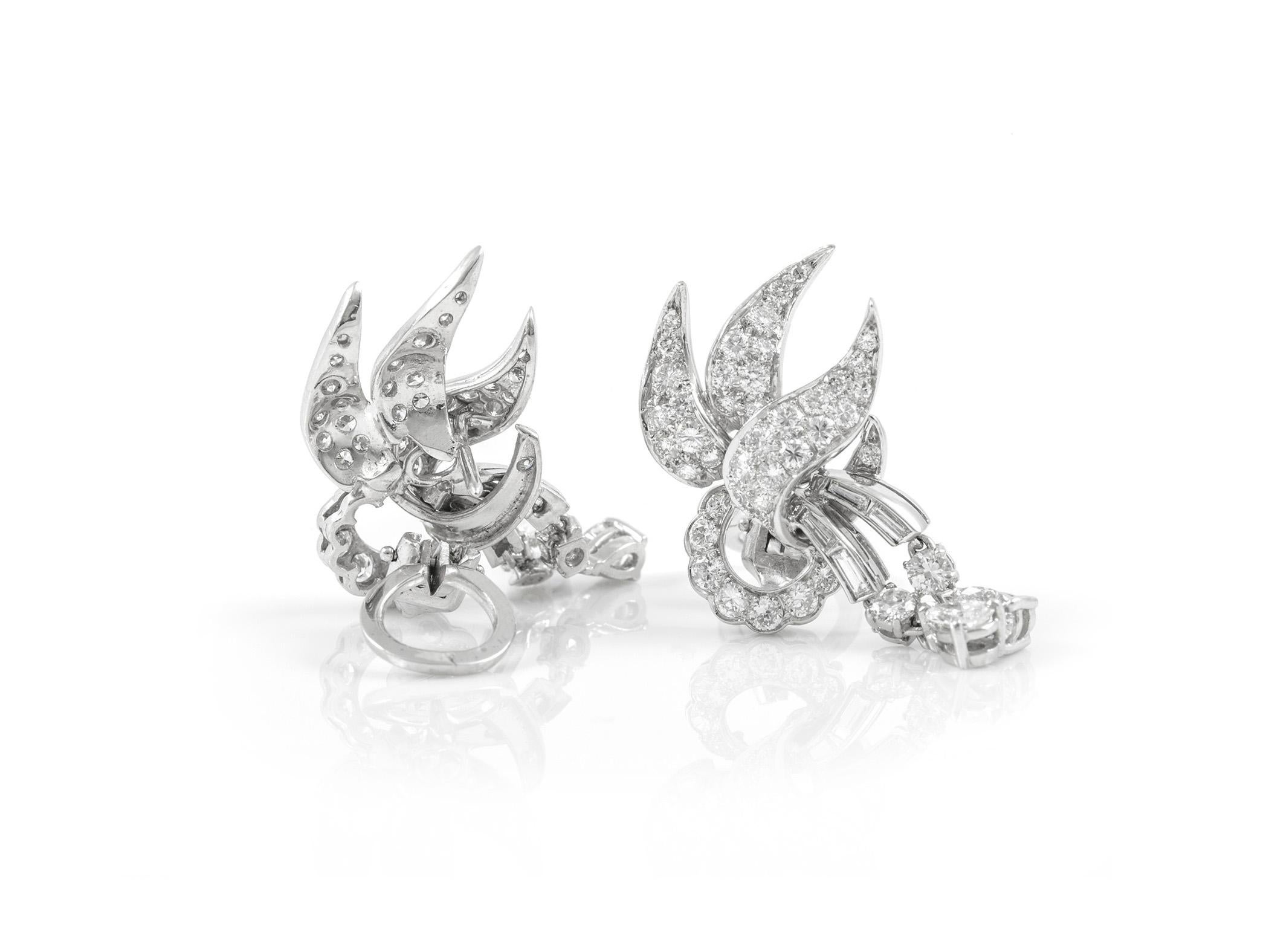 Boucles d'oreilles en platine avec petits diamants ronds et en forme de poire Excellent état - En vente à New York, NY