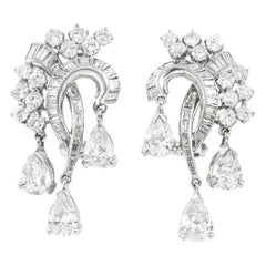 Boucles d'oreilles en platine avec trois gouttes en forme de poire et diamants