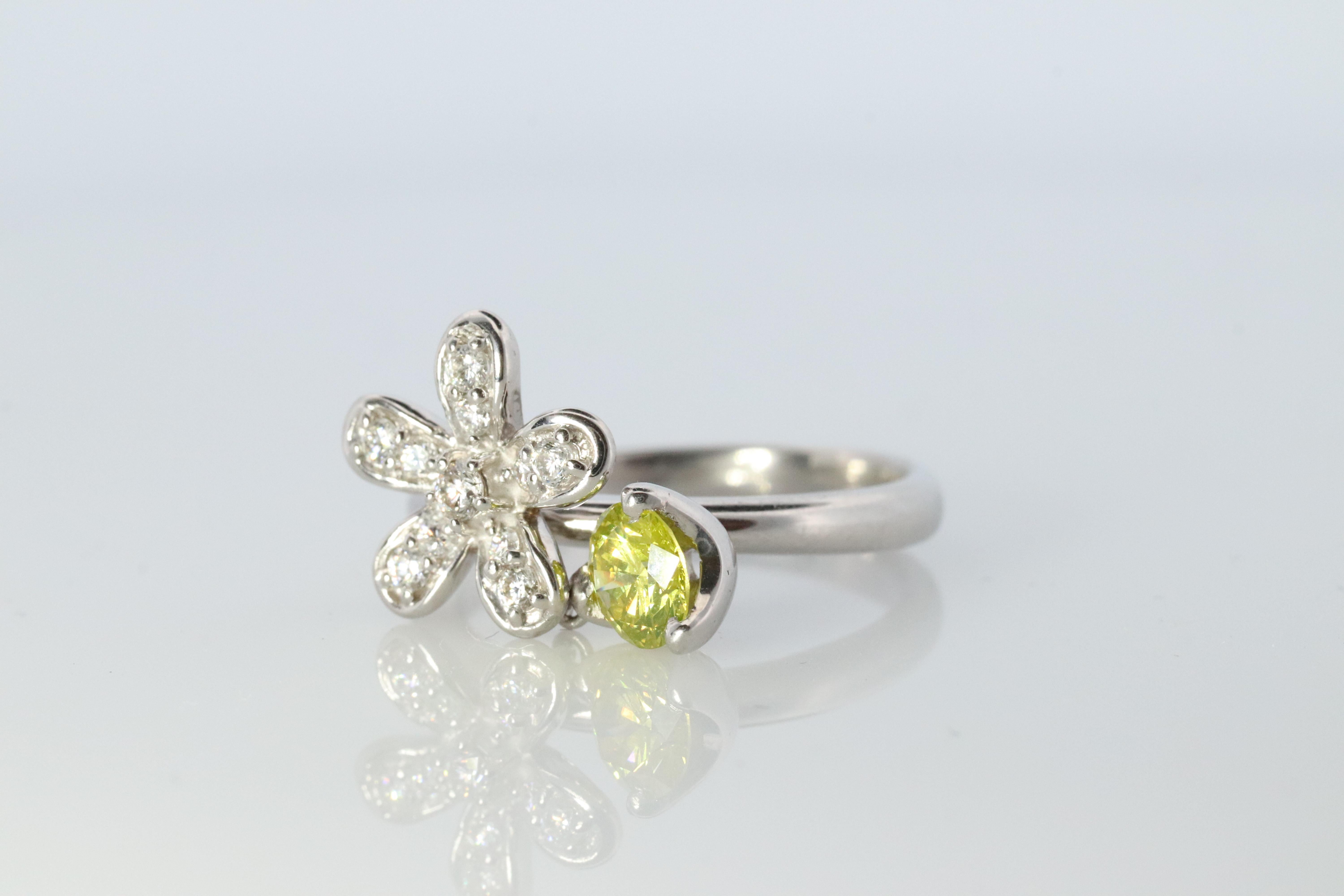 Taille ronde Bague fleur en platine et diamant jaune. Pt900 Diamant canari Bracelet pendentif en forme de grappe. en vente