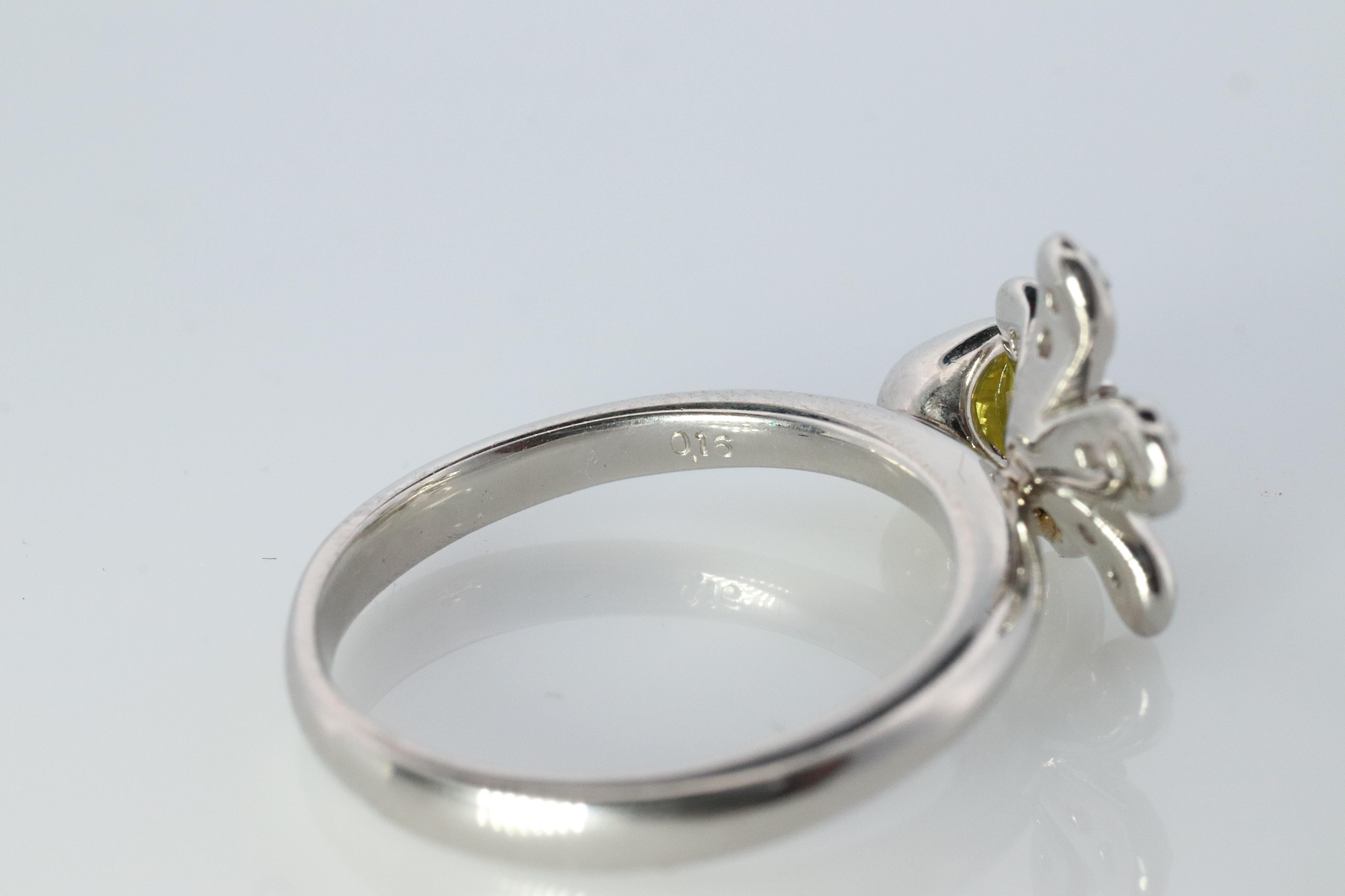 Bague fleur en platine et diamant jaune. Pt900 Diamant canari Bracelet pendentif en forme de grappe. en vente 1