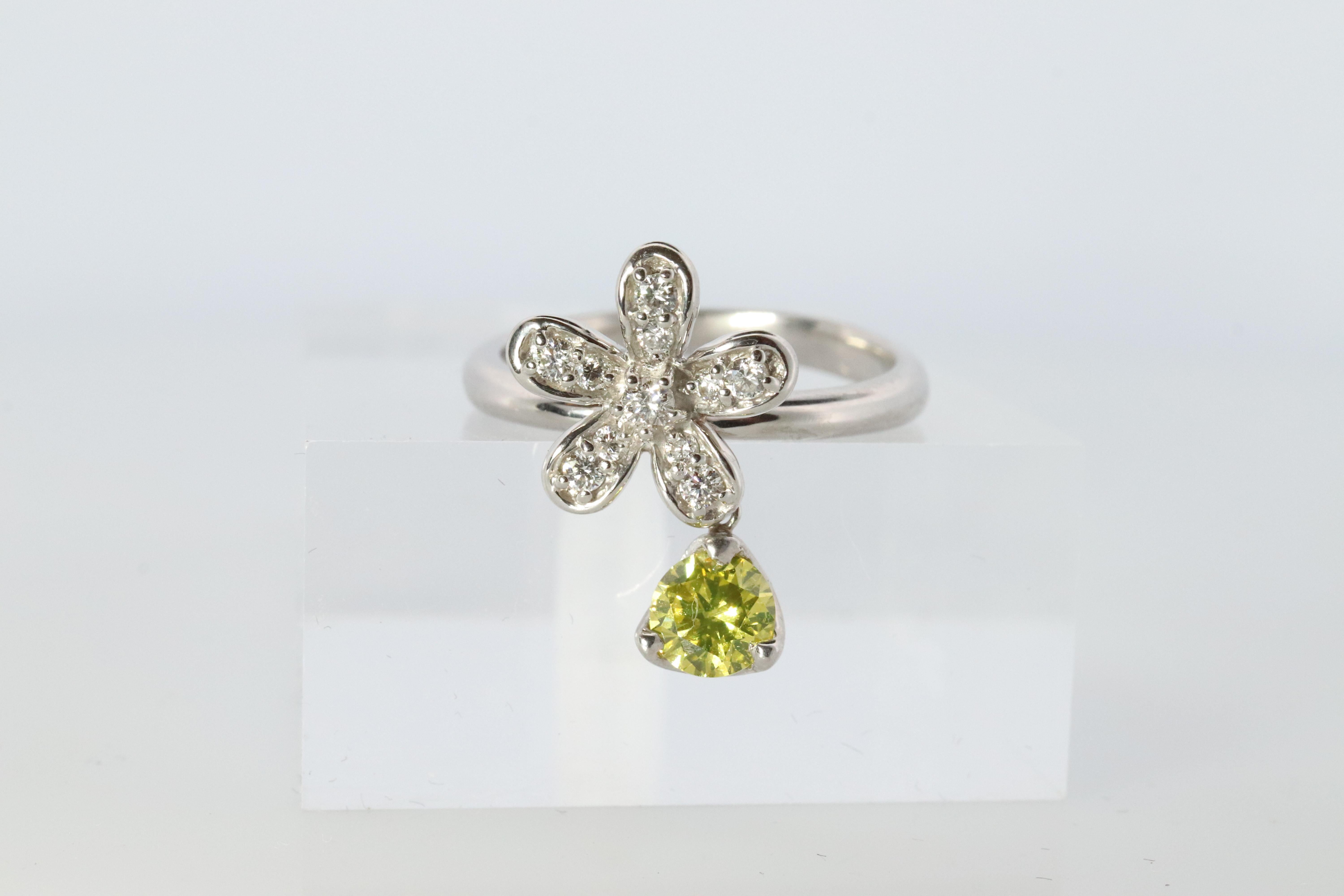 Bague fleur en platine et diamant jaune. Pt900 Diamant canari Bracelet pendentif en forme de grappe. en vente 2