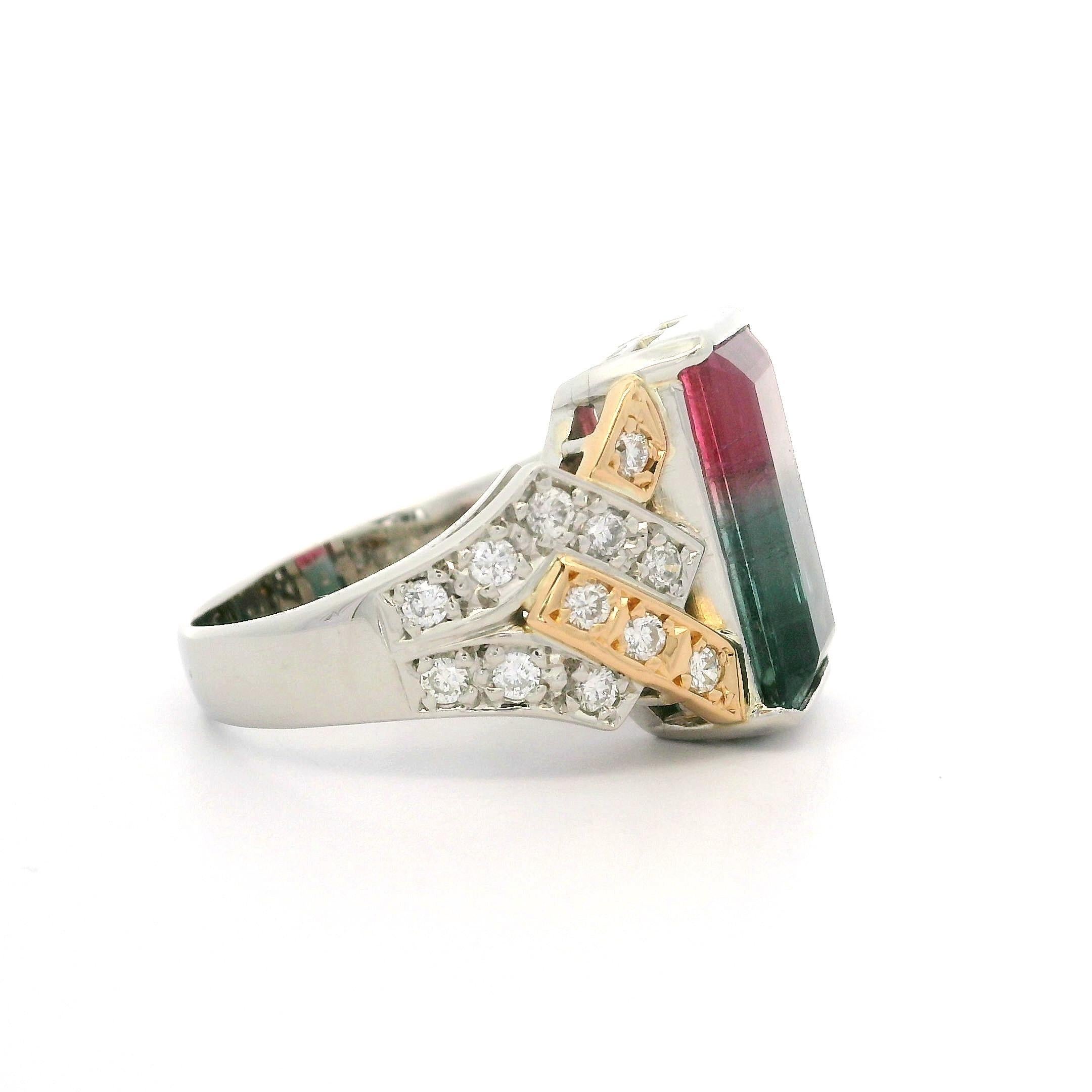 Anello in platino e oro giallo con tormalina bicolore e diamanti da 6,9 carati con design geometrico In condizioni ottime in vendita a Montclair, NJ