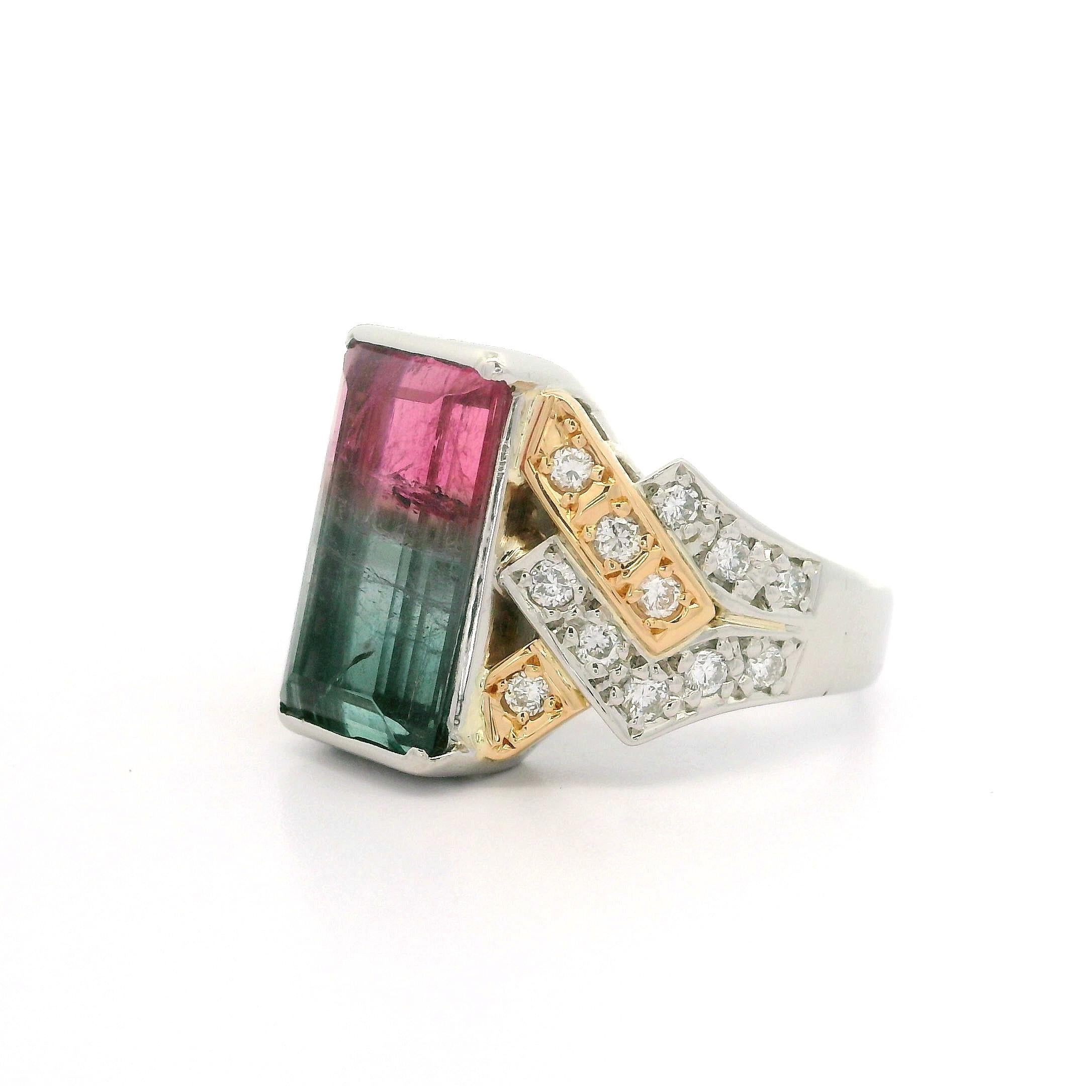 Anello in platino e oro giallo con tormalina bicolore e diamanti da 6,9 carati con design geometrico in vendita 4