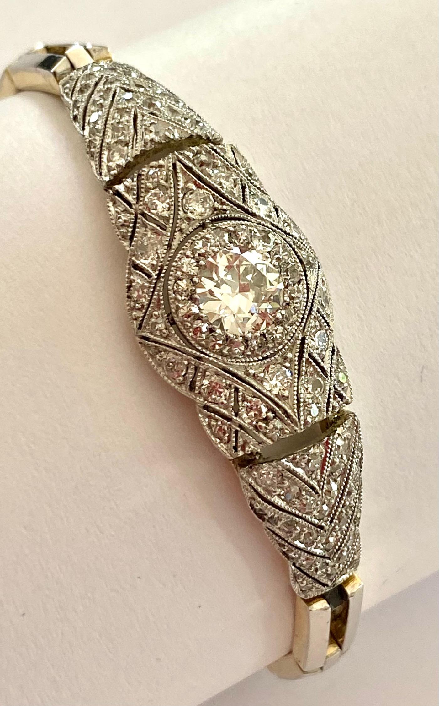An 18K. yellow gold and platinum art deco bracelet from 1925, signed: E.H. = van den Eersteen & Hofmeijer who were leading designers in the Netherlands between 1903 and 1978.
Set with a brilliant cut diamond of 0.76ct VVS1 H and
And 91 diamonds