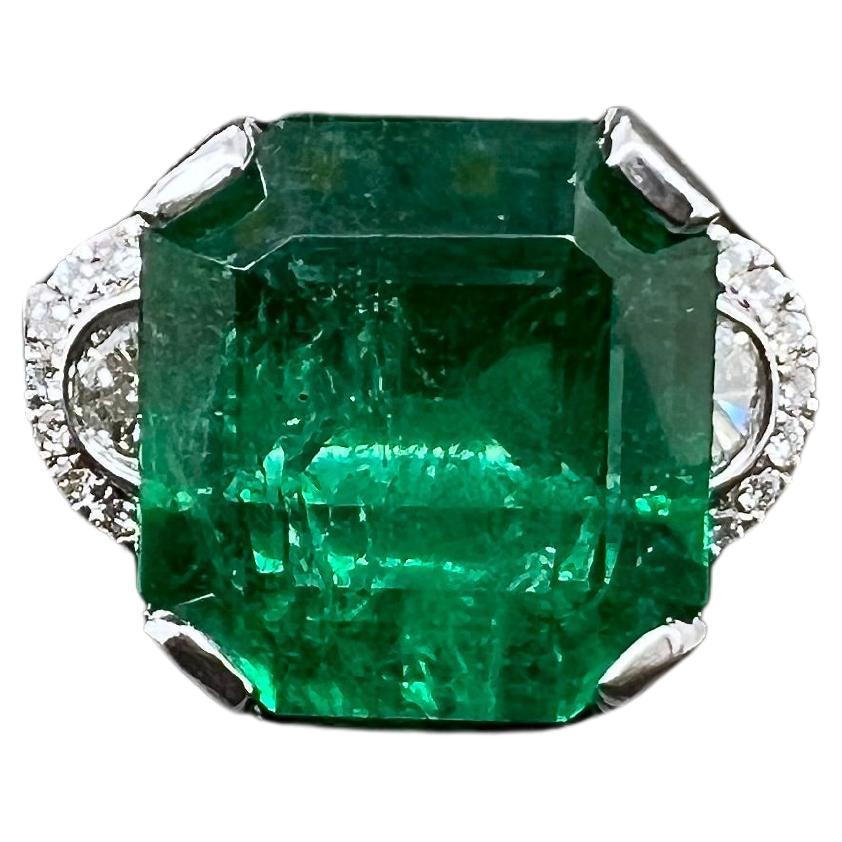 Platin sambischer Smaragdring mit Halbmond-Diamanten im Angebot