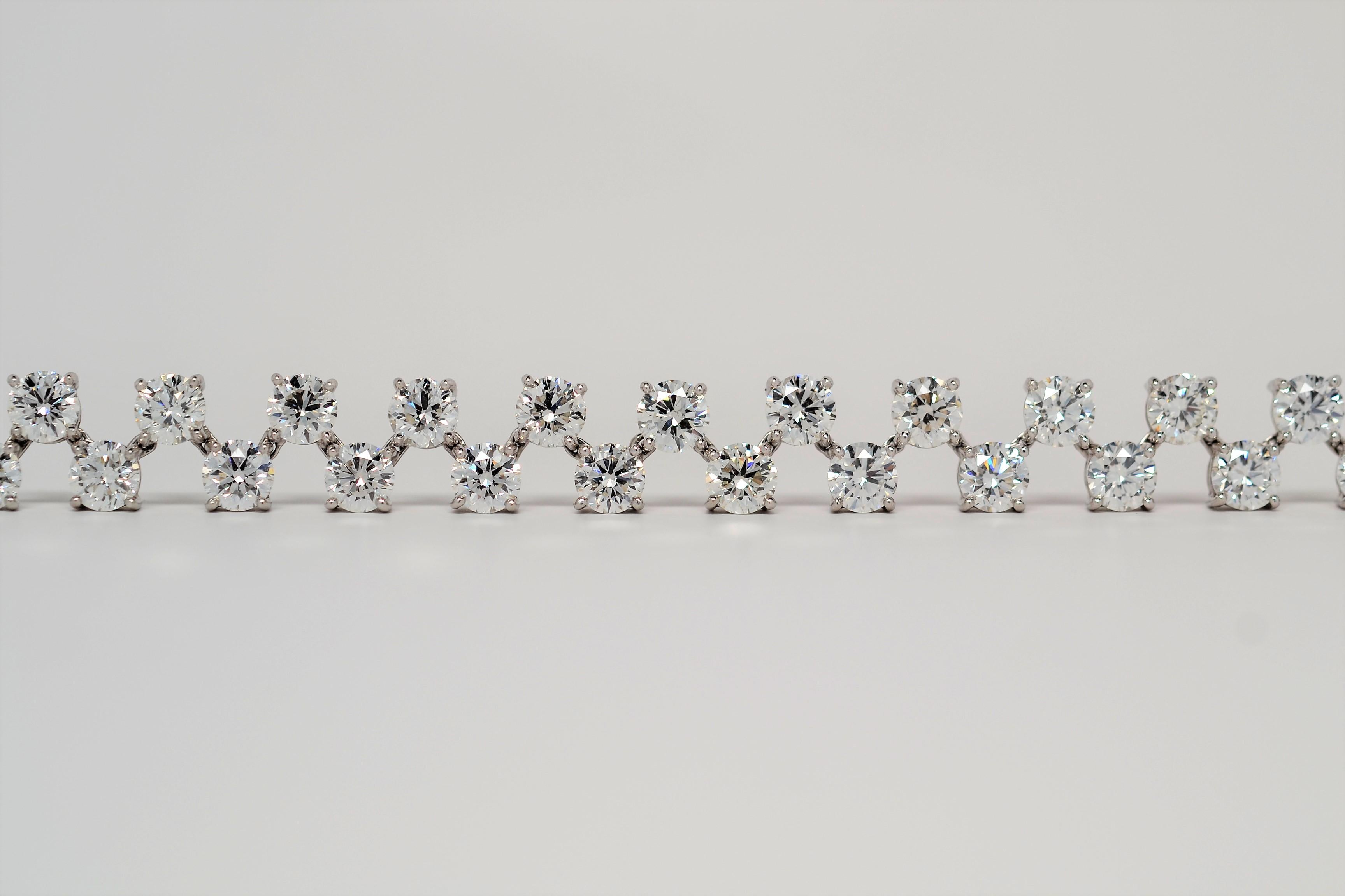 Ein lustiges und lebhaftes Damenarmband aus Platin mit Diamanten im runden Brillantschliff. Das Armband besteht aus einem Zick-Zack-Muster aus versetzten Diamanten im runden Brillantschliff in zwei Reihen. Jeder Diamant ist in einem handgefertigten