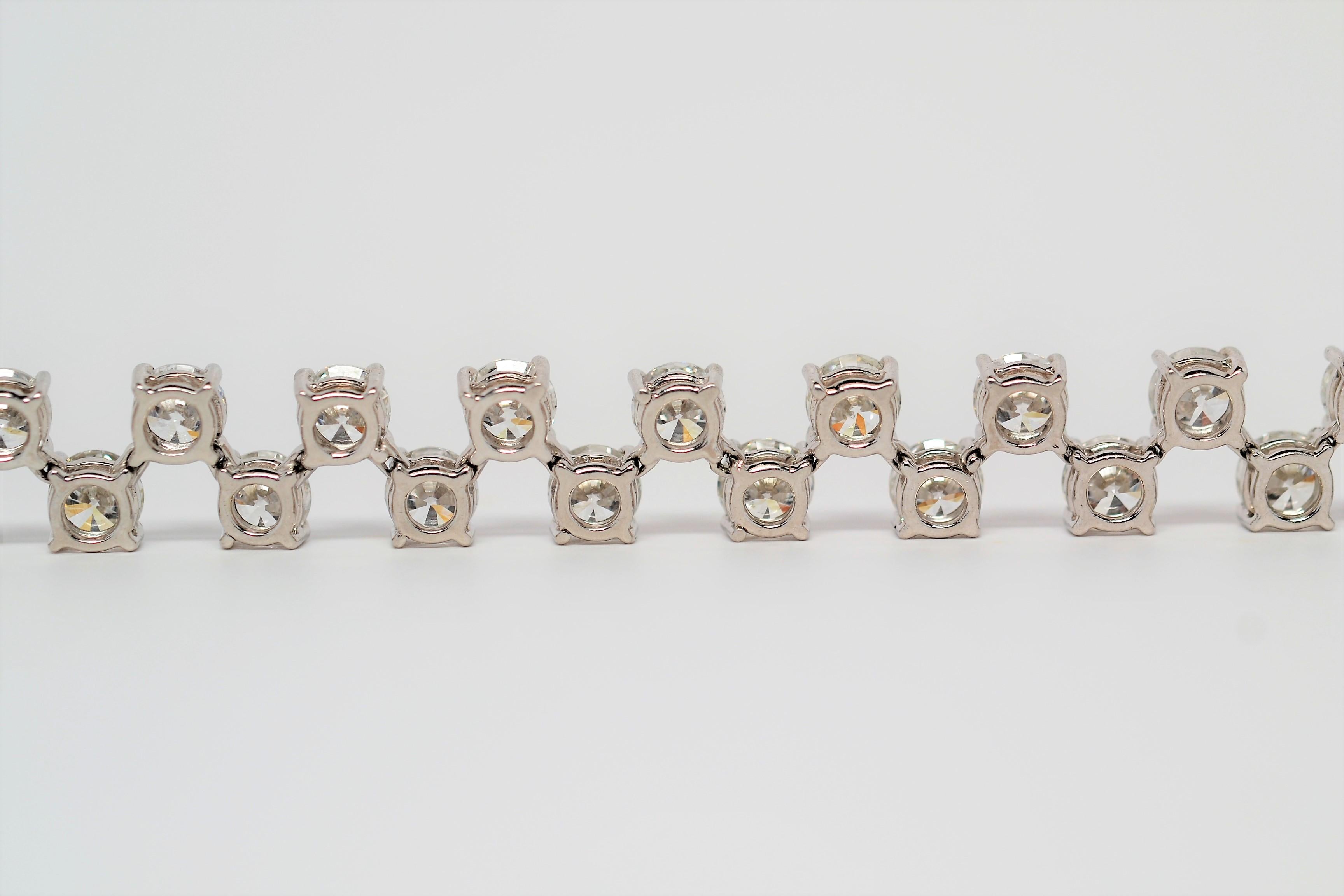 Platin-Zickzack-Armband mit Diamanten im runden Brillantschliff, 25,20 Karat im Zustand „Neu“ im Angebot in New York, NY