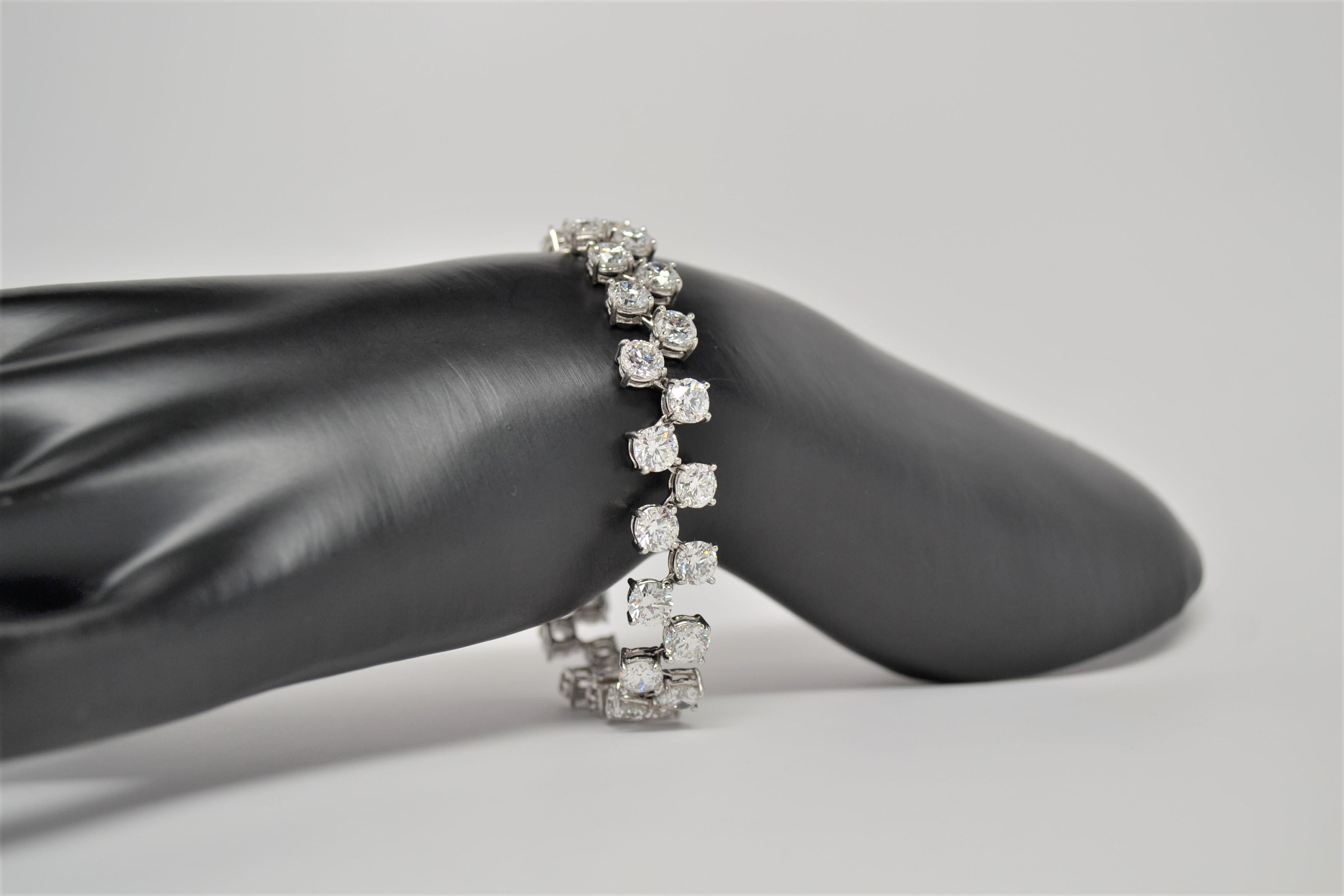 Platinum Zig-Zag Bracelet with Round Brilliant Cut Diamonds, 25.20 Carats In New Condition For Sale In New York, NY