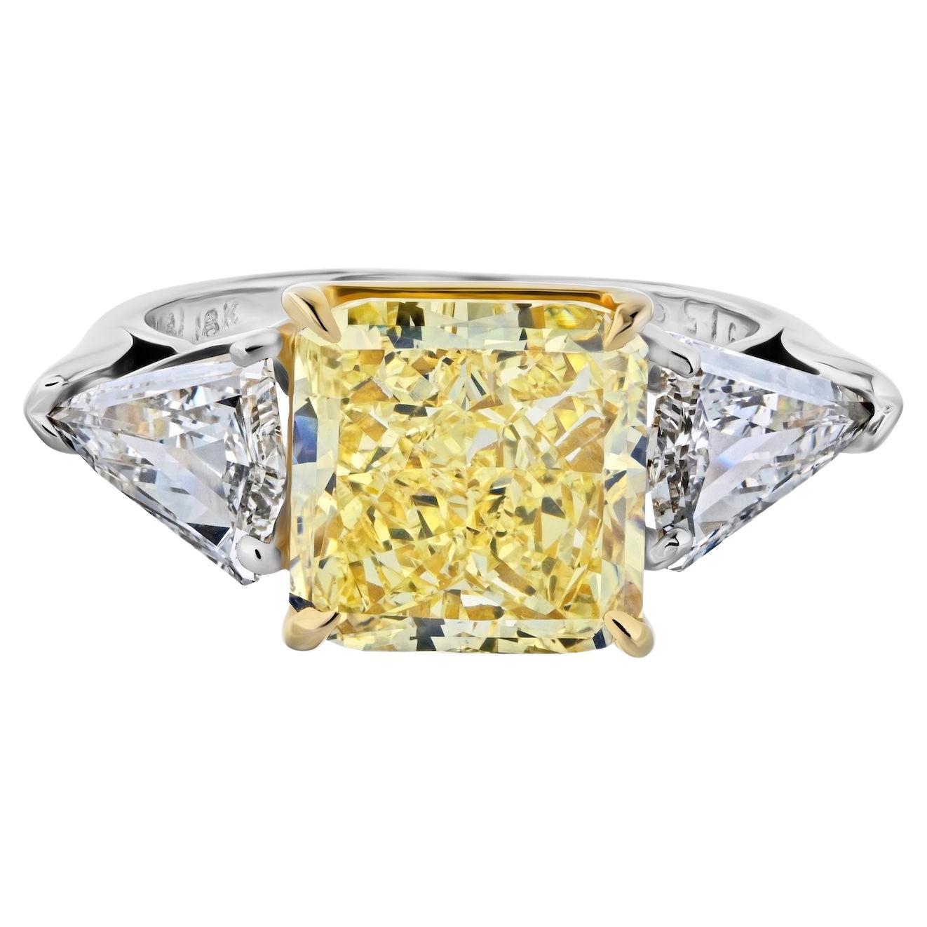 Anillo de compromiso de diamantes de tres piedras en platino y oro amarillo de 18 quilates amarillo fantasía