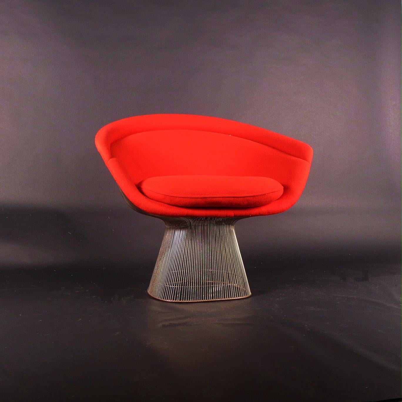 Original 1960s Platner Lounge Chair, designed 1966 by Warren Platner and manufactured by Knoll International.

This iconic chair is made of moulded fibreglass covered in the original padded red upholstery, and supported in a cage of vertical nickel