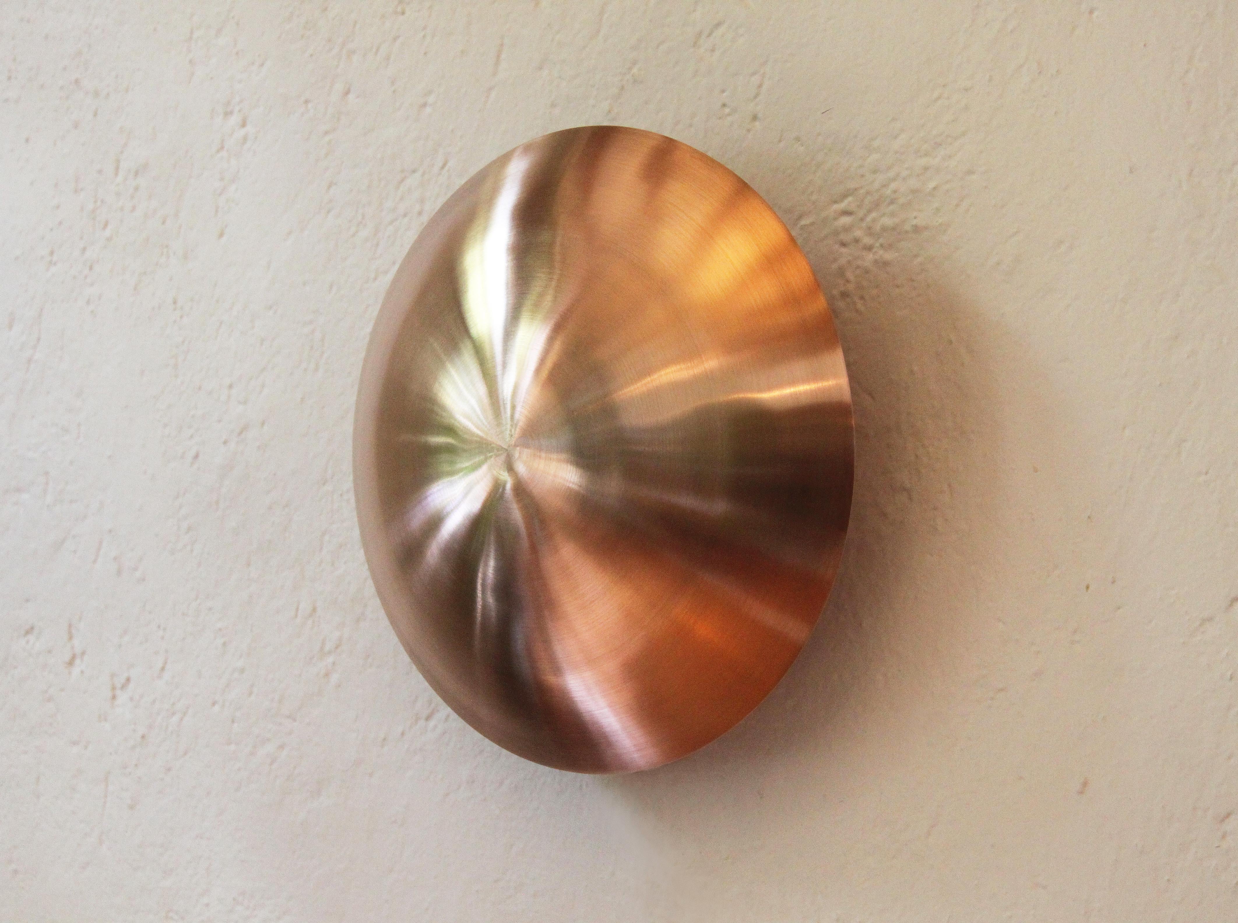 This Plato Dentro lamp is made of solid steel and copper with satin finish, in size ø30. 

Full dimensions: ø 30 x 10 cm
Dome: H 6 x W 30cm
Base: W 8cm


Plato Dentro is available in multiple dimensions and materials: 

Types of metals: Copper /