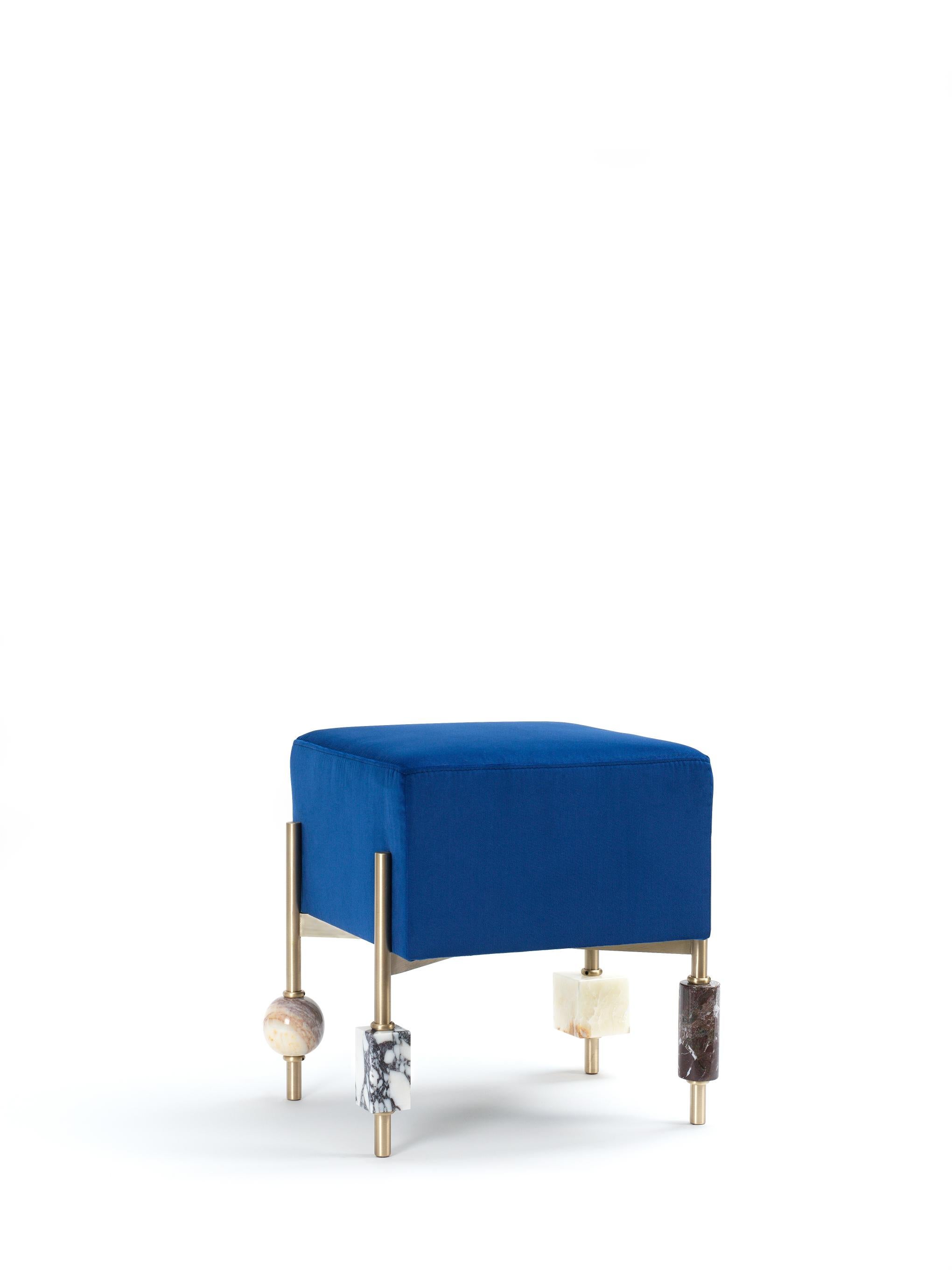 Plato Pouf No 2 par Yasemin Toygar
Dimensions : L 40 x D 40 x H 46 cm
MATERIAL : Laiton satiné, marbre et onyx, tissu velours bleu


Collection Plato

Inspiré par la nature morte géométrique, Plato explore et défie les limites de l'expérience