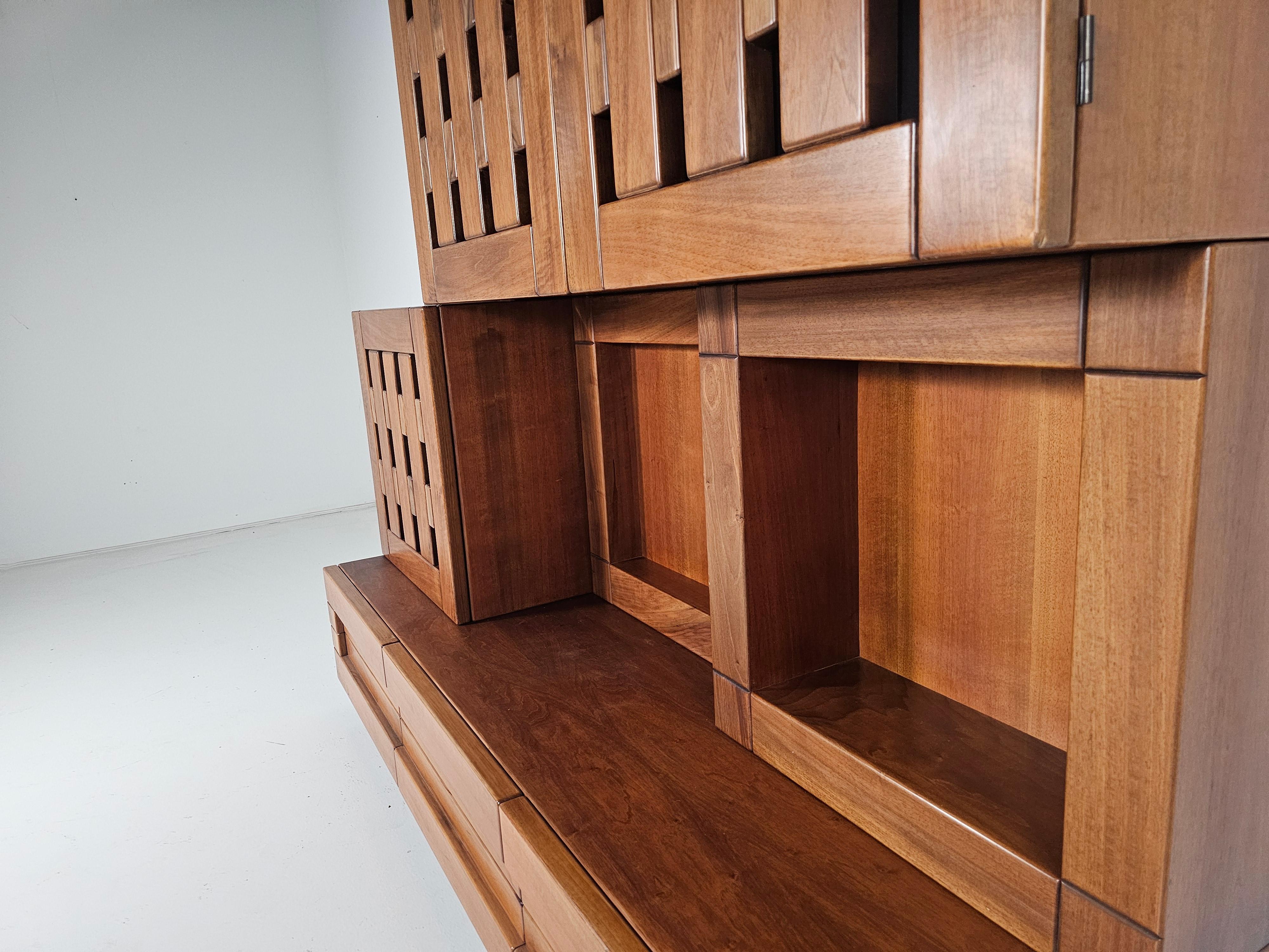 Plato Sideboard in solid walnut wood by Ferdinando Meccani, 1969 For Sale 3