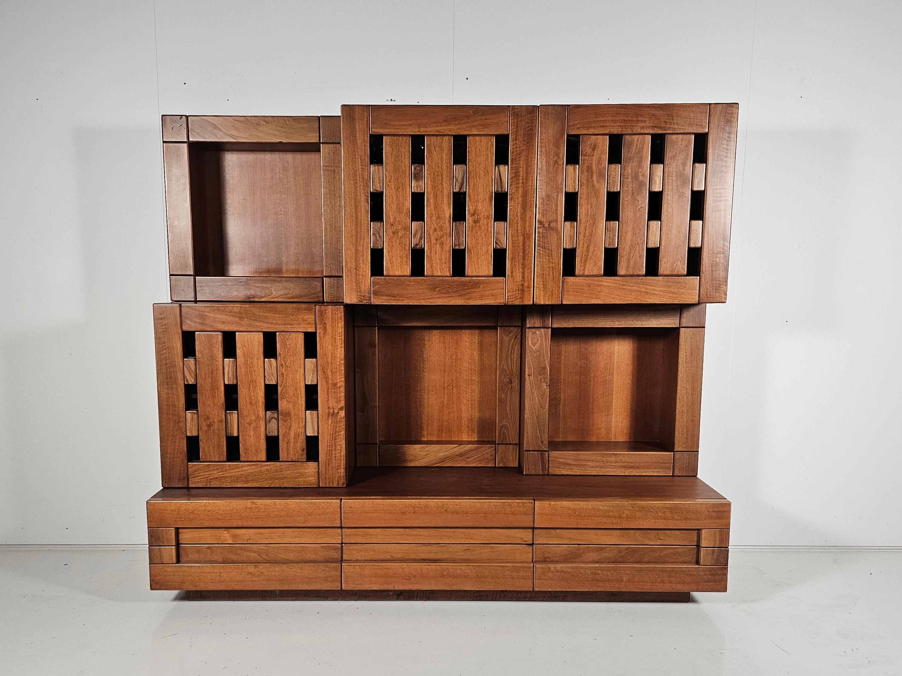 Plato Sideboard in solid walnut wood by Ferdinando Meccani, 1969 In Good Condition For Sale In amstelveen, NL