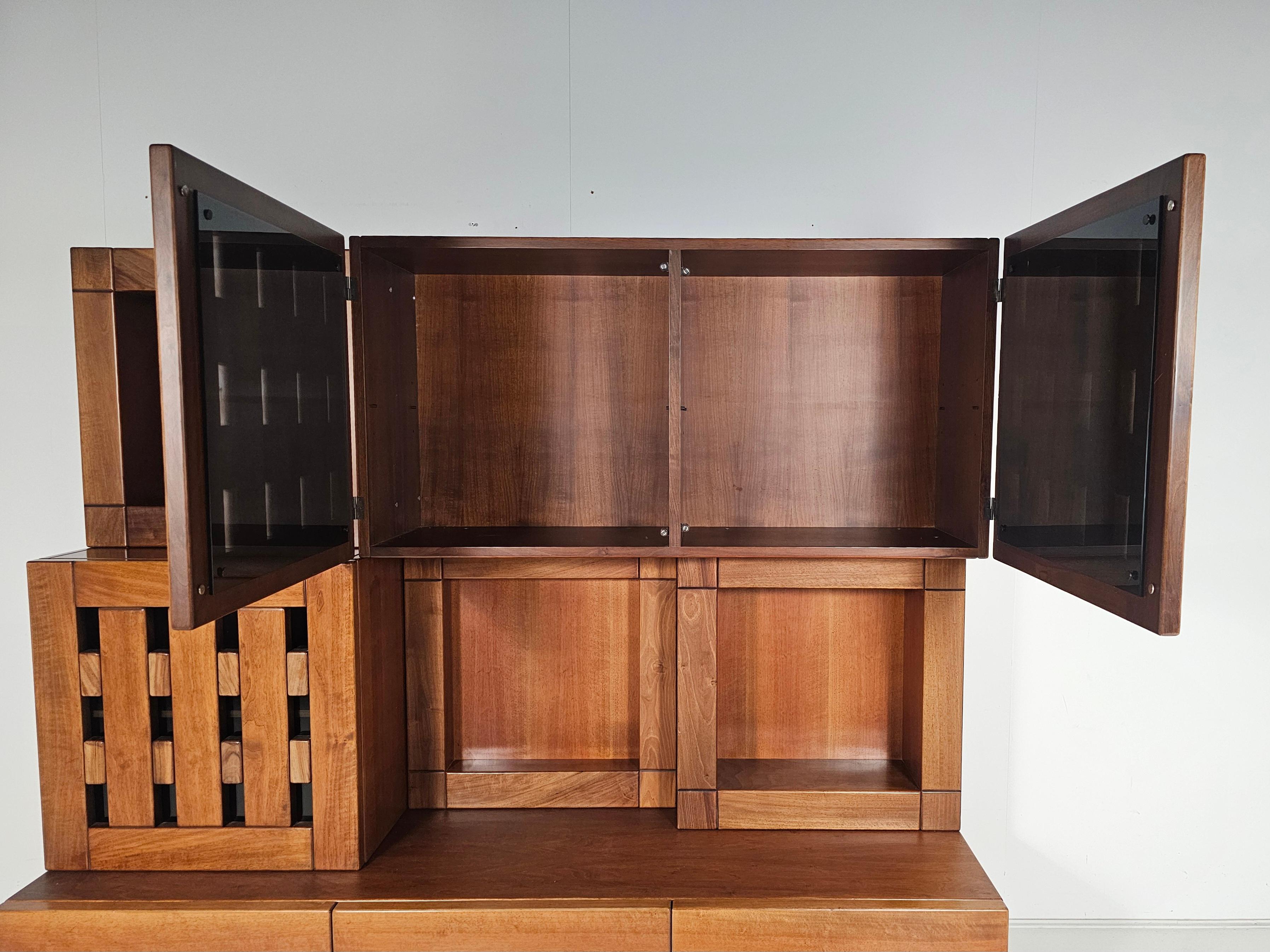 Plato Sideboard in solid walnut wood by Ferdinando Meccani, 1969 For Sale 1