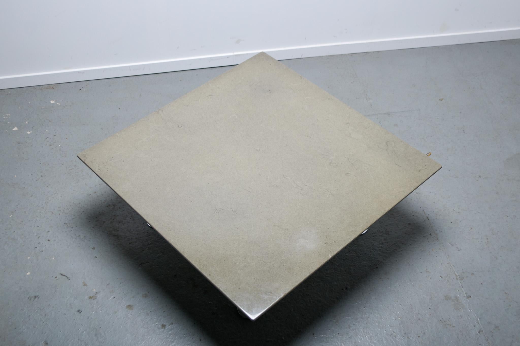 Table basse en pierre polie de Plato Circa. 1988 en vente 3