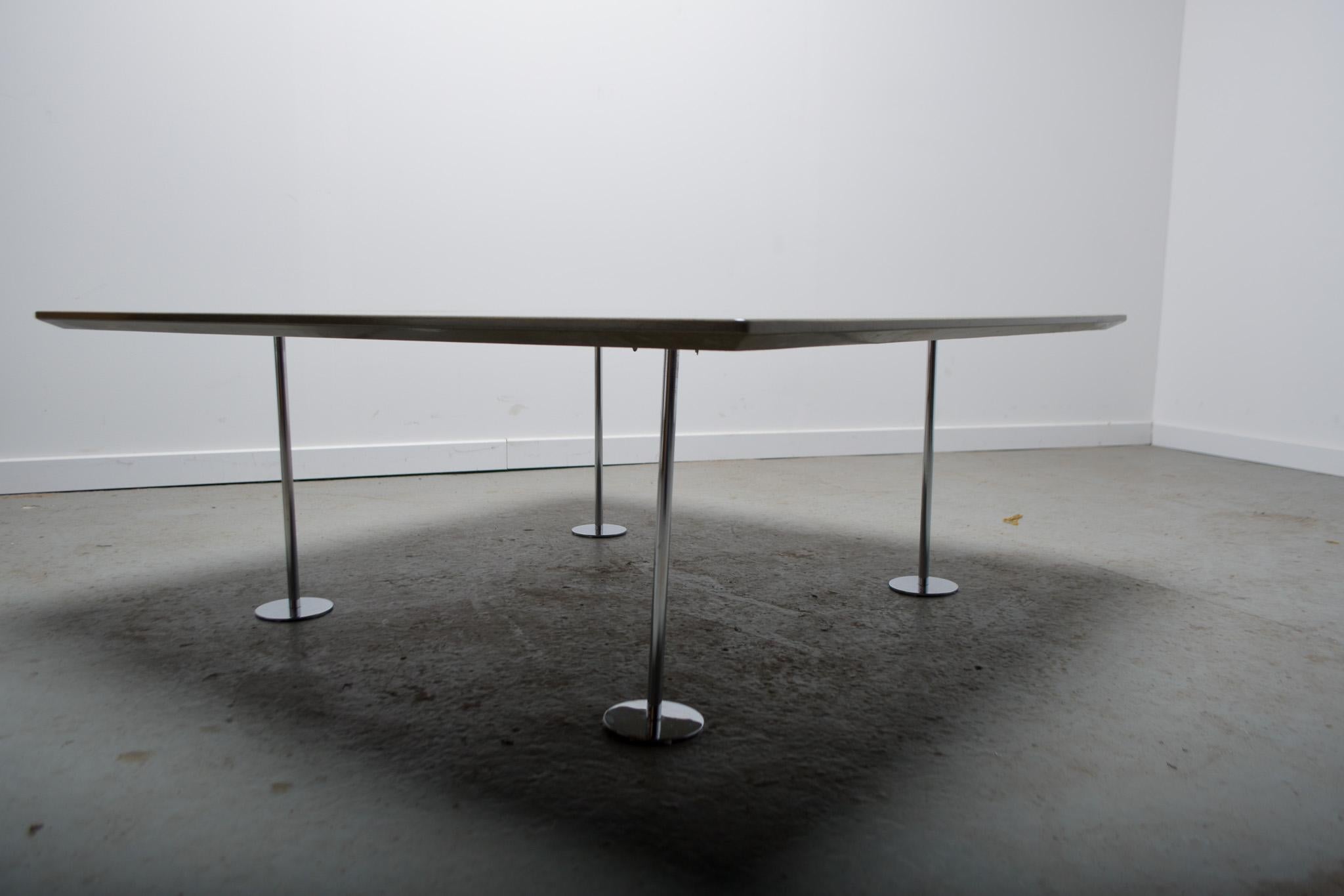 Minimalist Platos polished stone coffee table Circa. 1988 For Sale