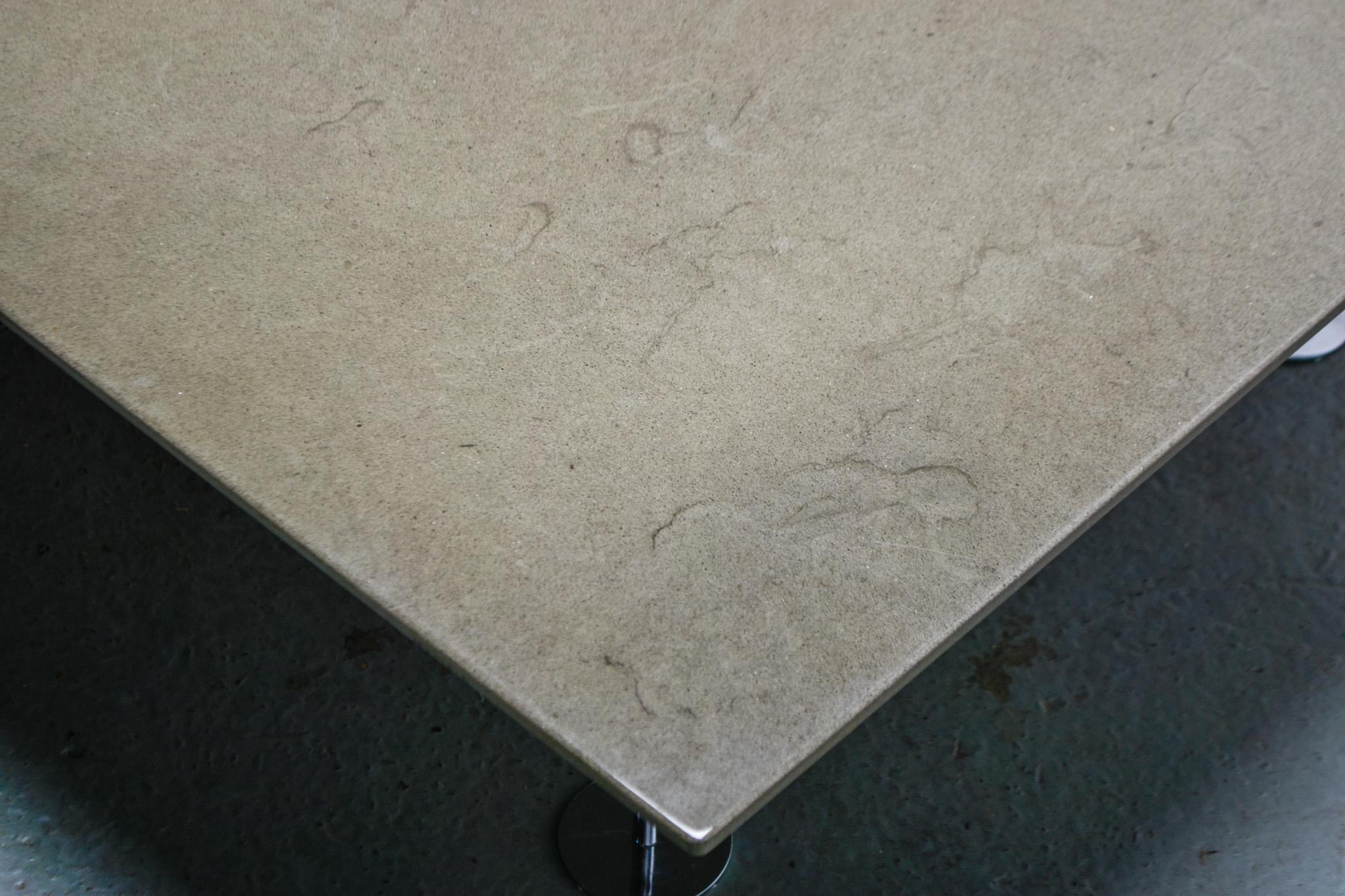 Fin du 20e siècle Table basse en pierre polie de Plato Circa. 1988 en vente
