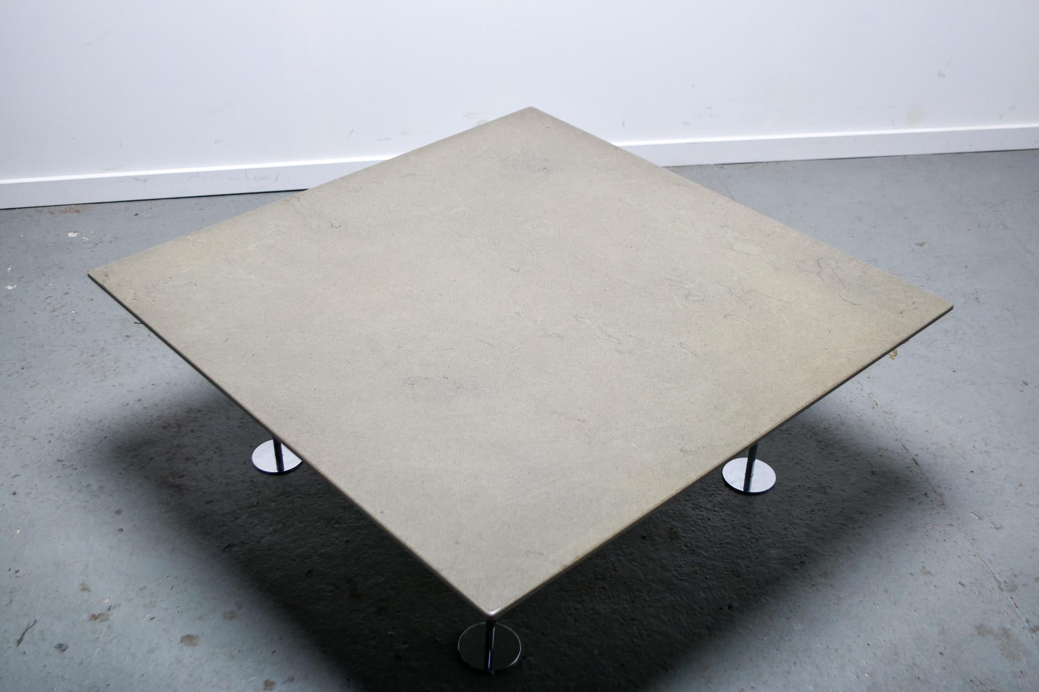 Pierre Table basse en pierre polie de Plato Circa. 1988 en vente